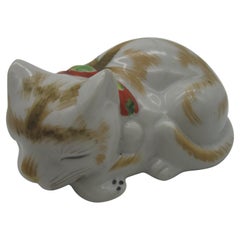 Sculpture japonaise de chat en porcelaine blanche dorée de la période Meiji, vers 1910