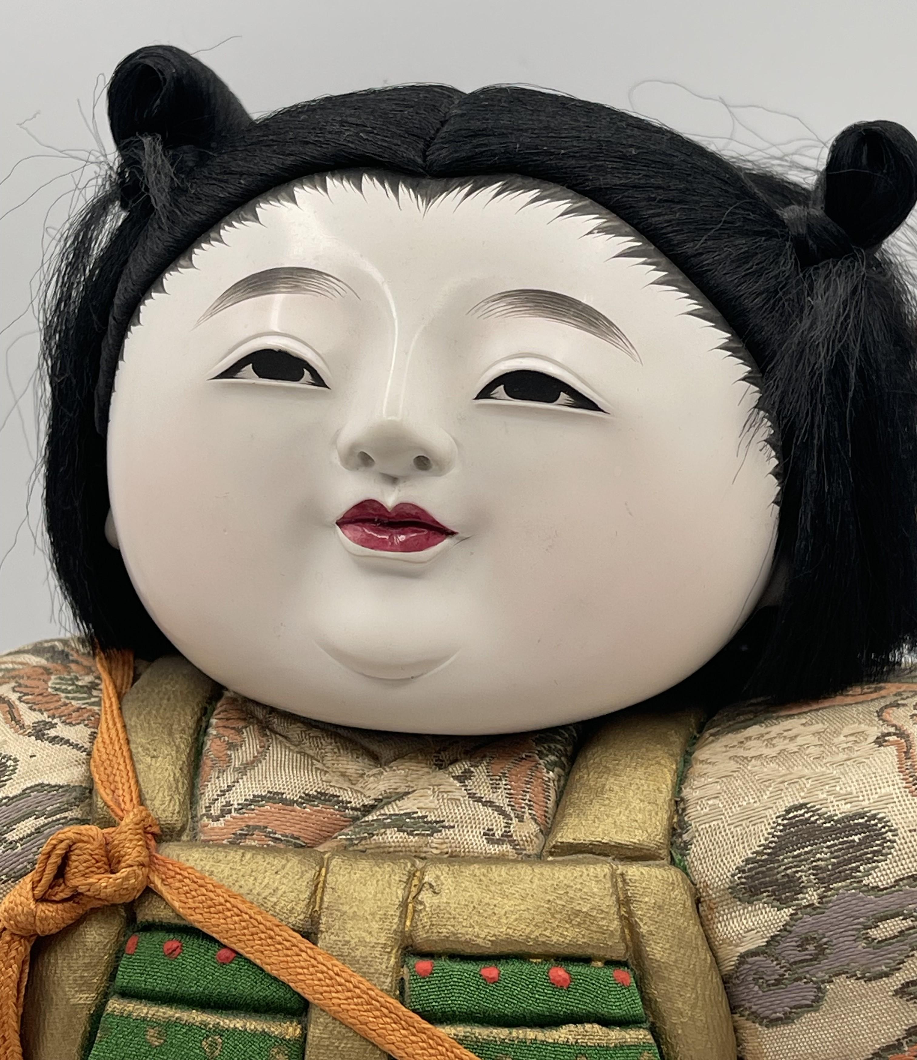Gosho Ningyô giapponese del periodo Meiji di Jimmu, il primo imperatore del Giappone, ca. 1900                                                                 
DIMENSIONI:
Altezza: 8,5 pollici
Larghezza: 9,5 pollici
Profondità: 5,5 pollici

CIRCA
Si