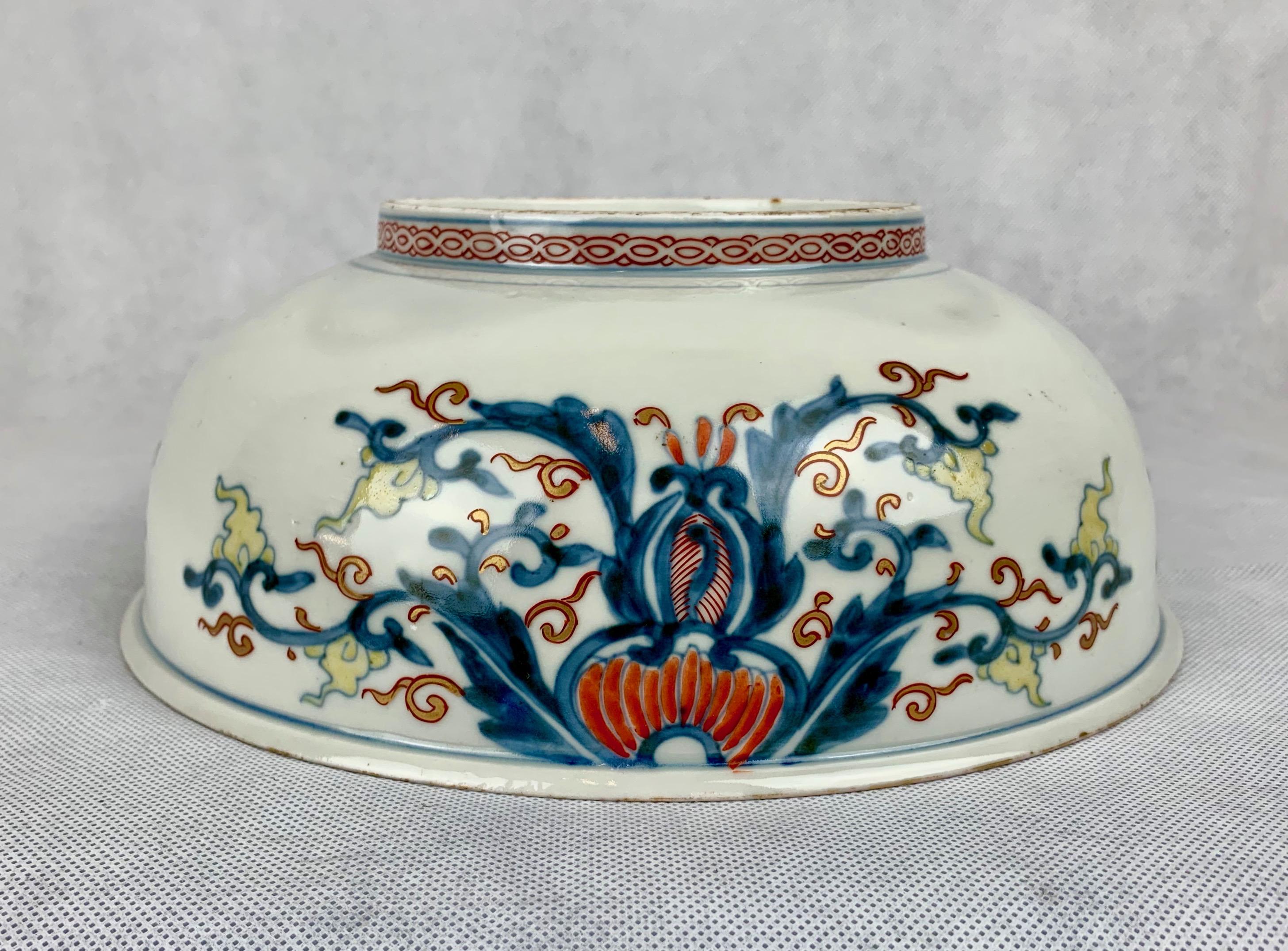 Imari Porcelain Bowl, Meiji Period, Japan, 19th c. In Good Condition For Sale In West Palm Beach, FL