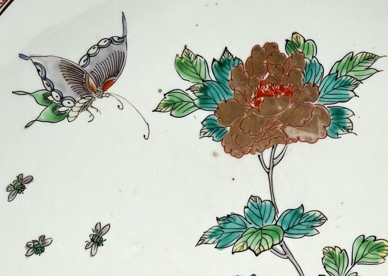 Japanischer Imari-Porzellanteller mit Blumen und Bienen aus der Meiji-Zeit, um 1900   

ABMESSUNGEN:
Durchmesser: 16 Zoll 

DETAILS
Meiji-Periode: 1868-1912   

ÜBER IMARI-PORZELLAN
Japanisches Imari-Porzellan bezeichnet eine Art von Porzellanwaren,