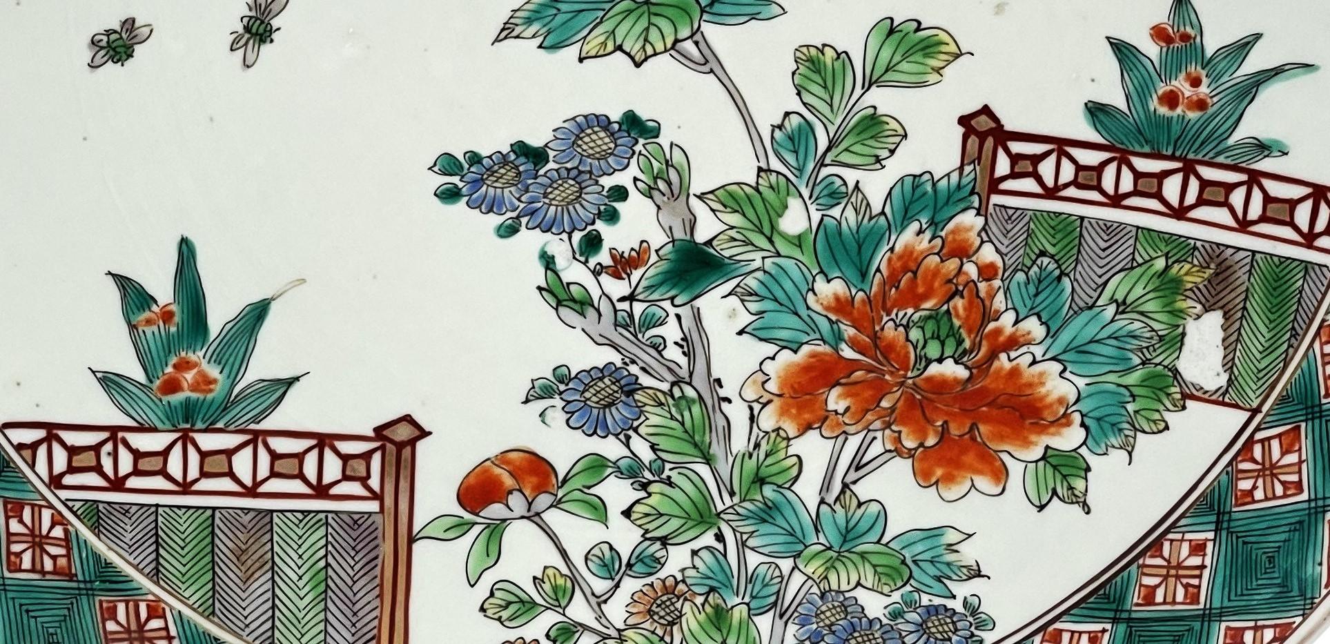 Japanisches Imari Porcelain mit Blumen und Bienen, Meiji-Periode, ca. 1900 (Japonismus) im Angebot