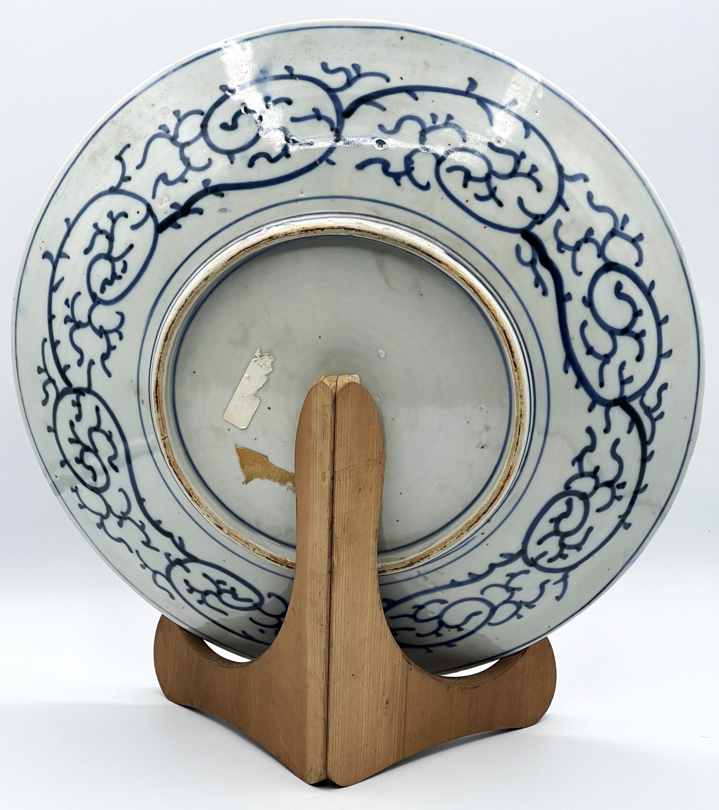 Japanisches Imari Porcelain mit Blumen und Bienen, Meiji-Periode, ca. 1900 (Gemalt) im Angebot