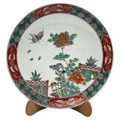 Chargeur en porcelaine Imari Porcelain de la période Meiji avec des fleurs et des abeilles, vers 1900