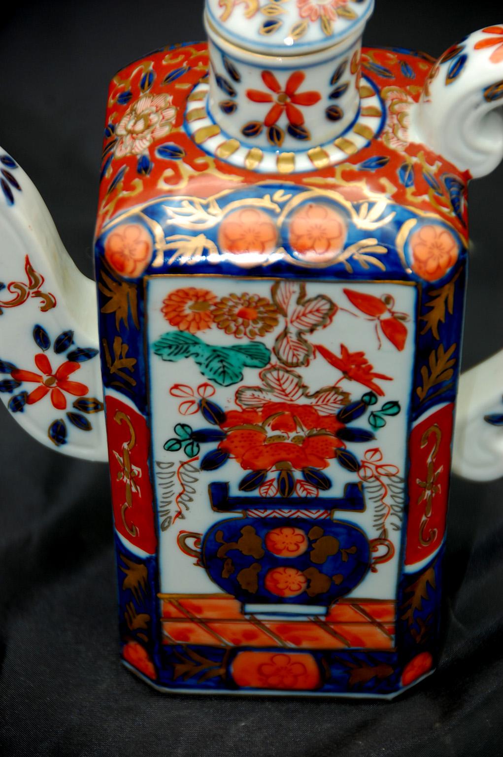 Japanese Meiji period Imari Saki pot with original lid. This square hand painted in underglaze blue and overglaze enamels saki pot is well decorated using the quintessential 