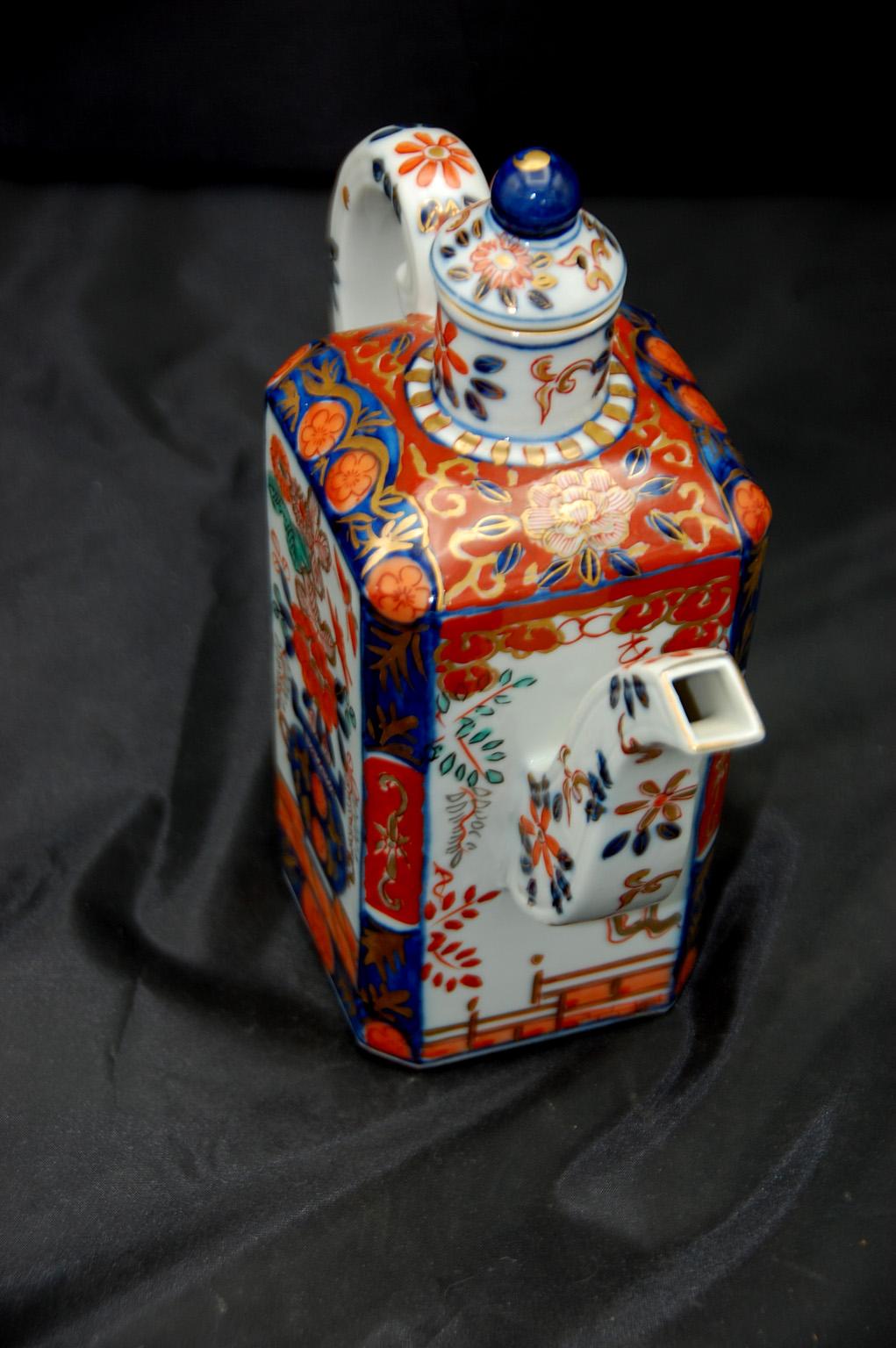 Hand-Painted Japanese Meiji Period Imari Saki Pot with Original Lid