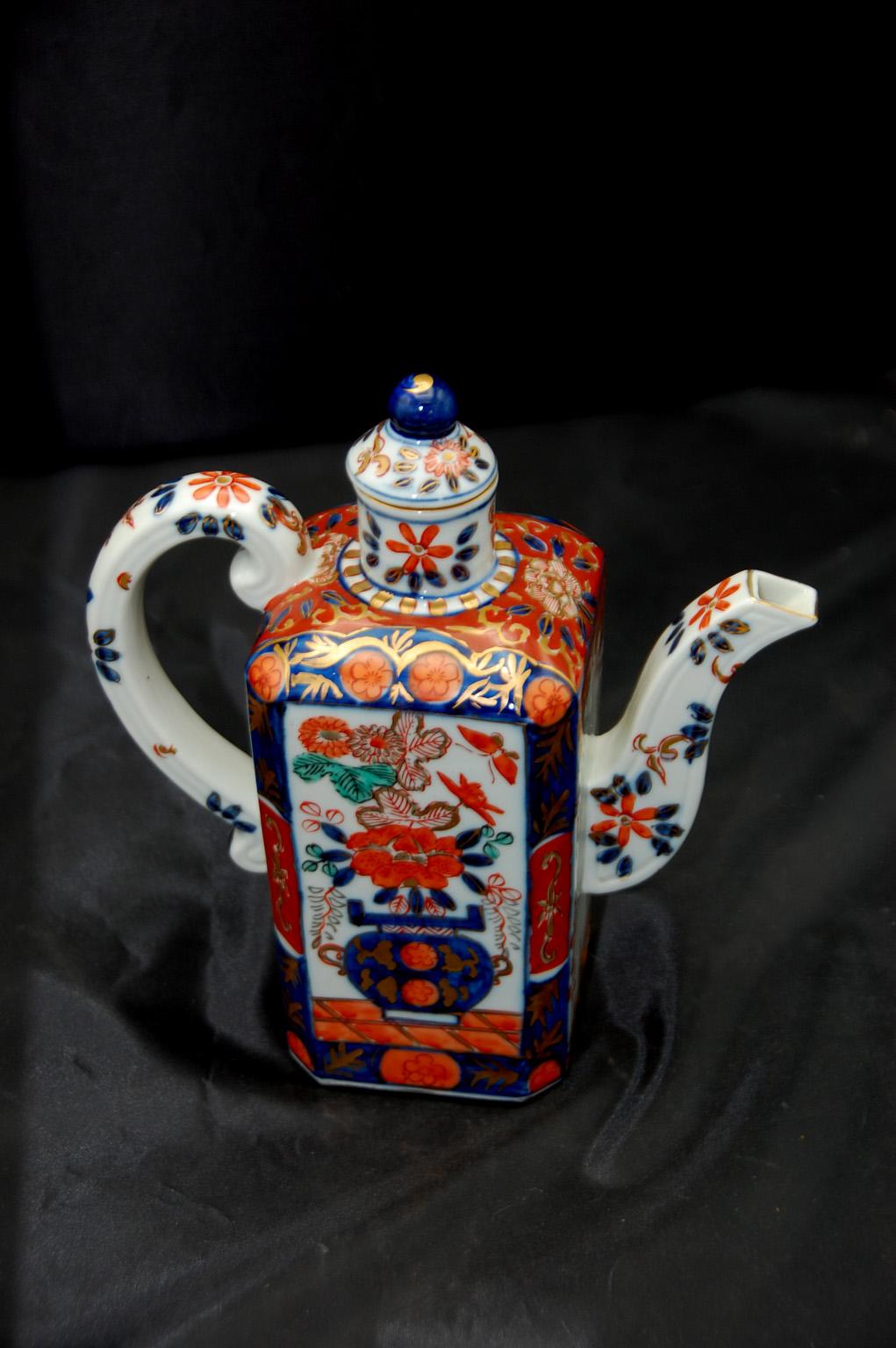 Japanese Meiji Period Imari Saki Pot with Original Lid In Good Condition In Wells, ME