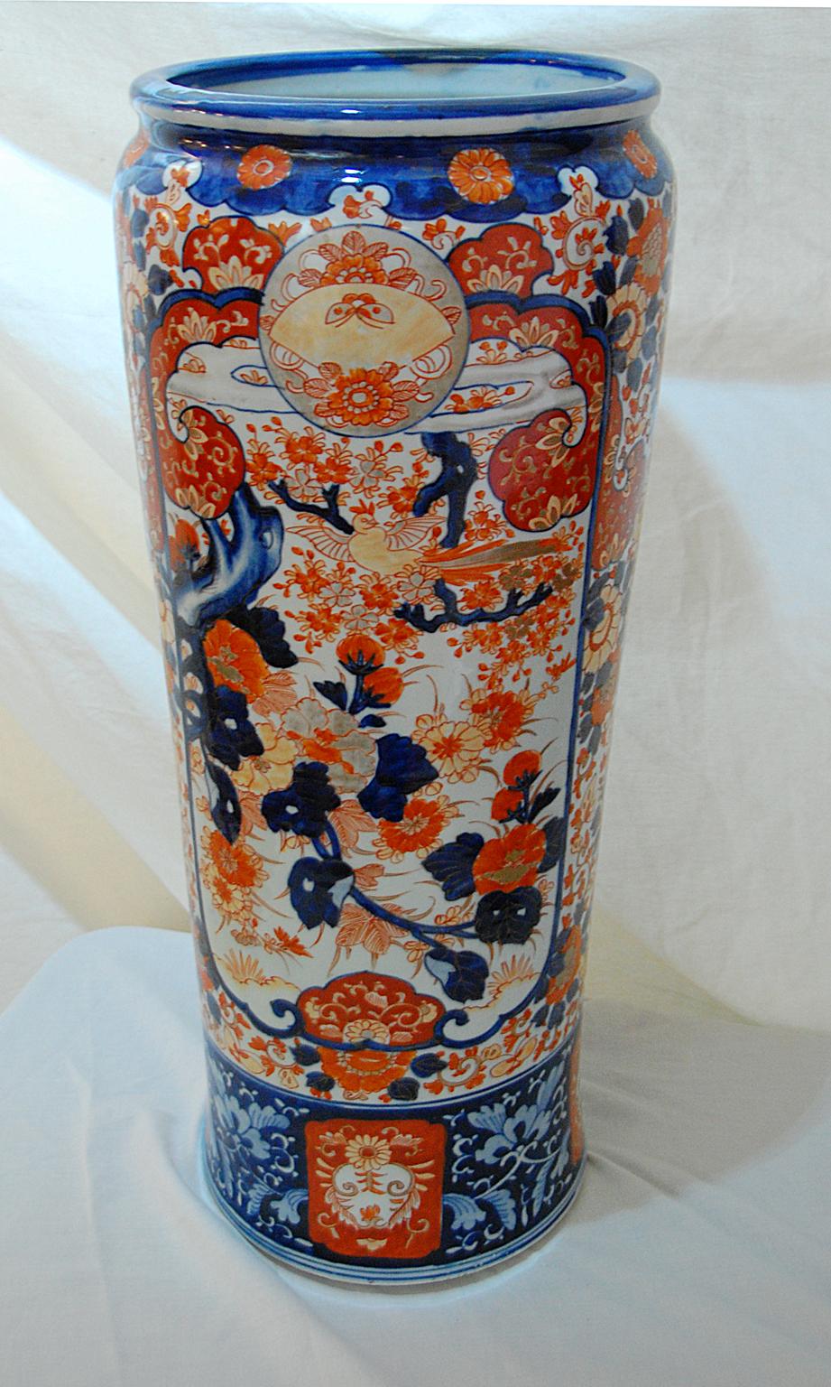 Japanese Meiji Period Imari Umbrella Stand or Stick Stand in Classic Colors In Good Condition In Wells, ME