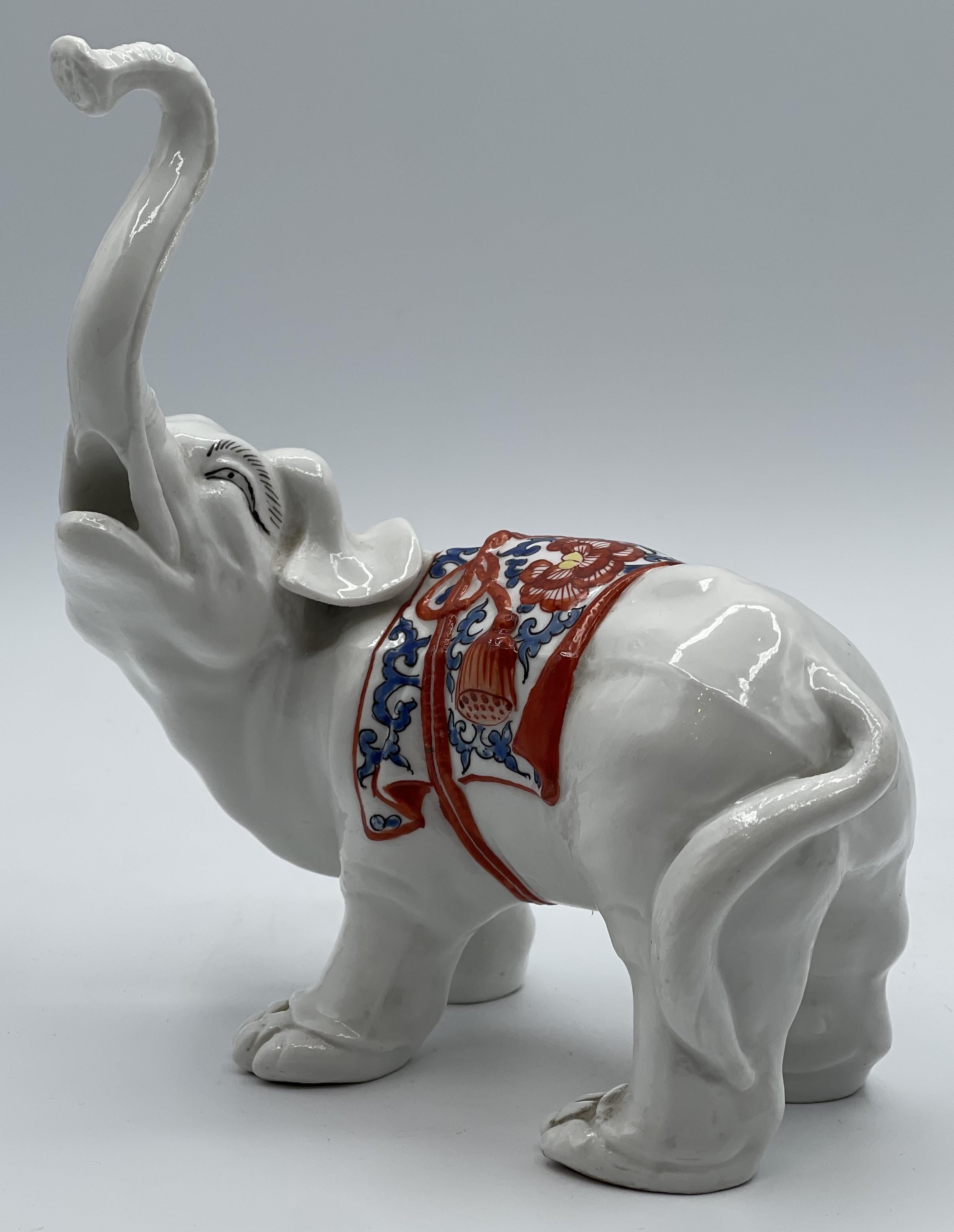 Période Meiji (1868-1912)
Porcelaine d'Imari
Éléphant
Design/One avec motif floral
Porcelaine émaillée blanche
Japon
Circa 1890

DIMENSIONS :
Hauteur : 6 pouces
Largeur : 5.5 pouces
Profondeur : 5 pouces

À PROPOS DE
Exemple exquis et rare de