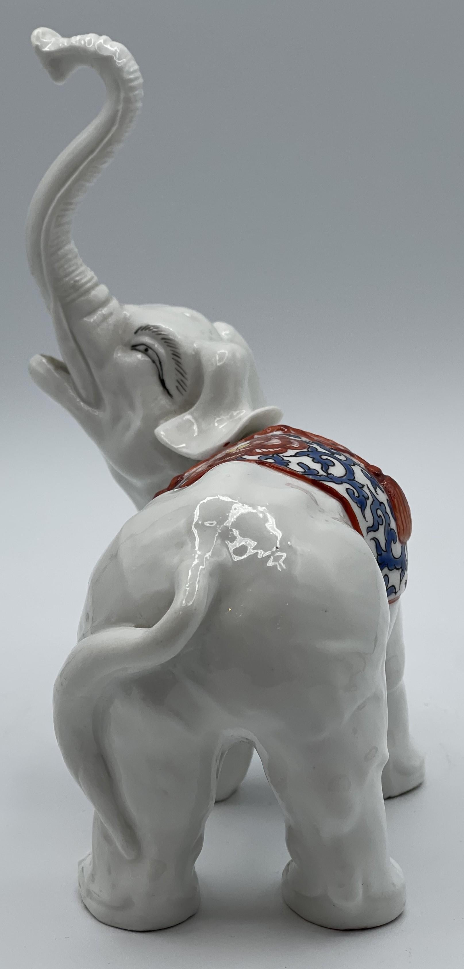 Japonisme Éléphant en porcelaine blanche Imari Porcelain de la période japonaise Meiji, Circa. 1890 en vente