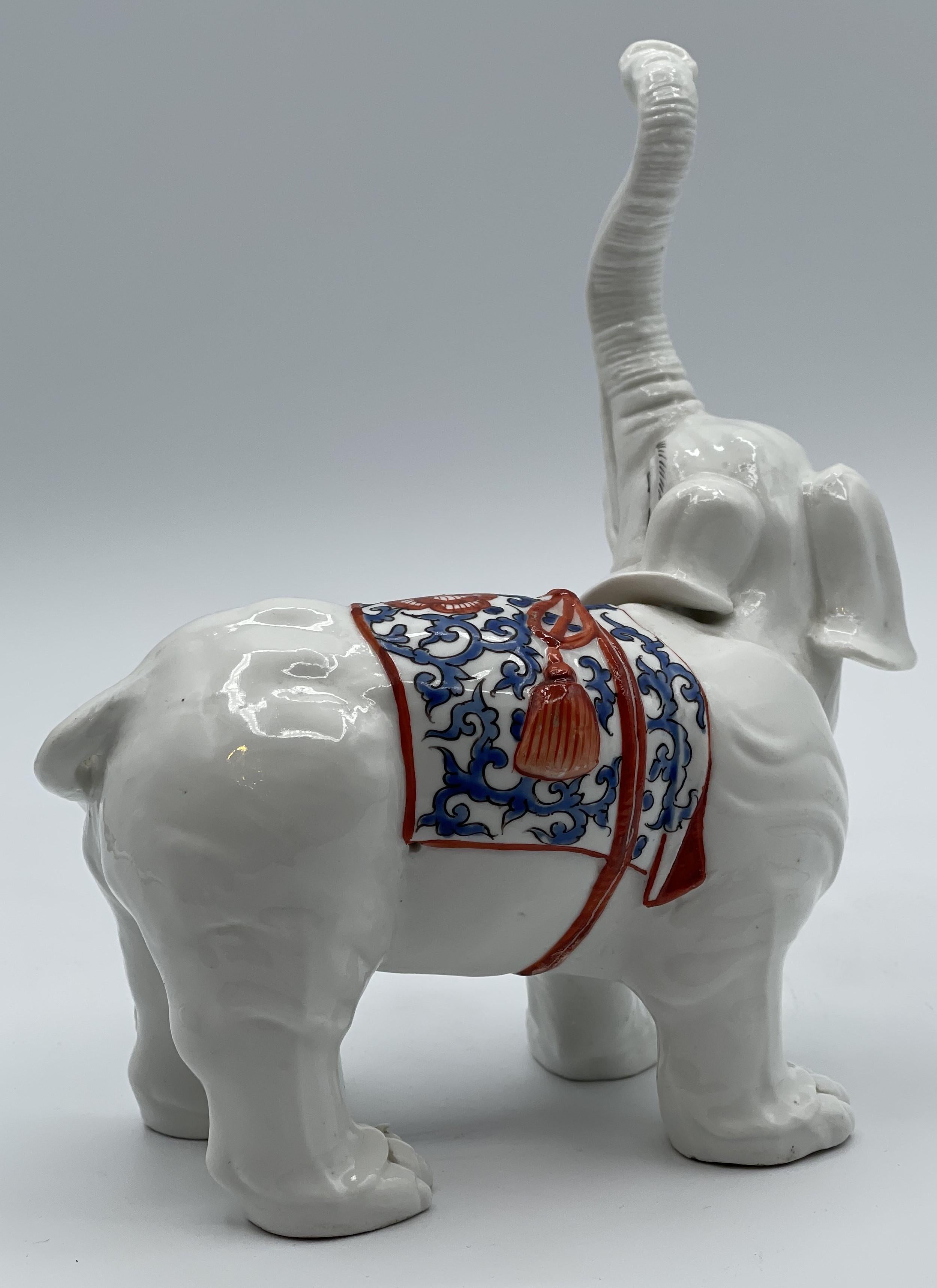 Japonais Éléphant en porcelaine blanche Imari Porcelain de la période japonaise Meiji, Circa. 1890 en vente