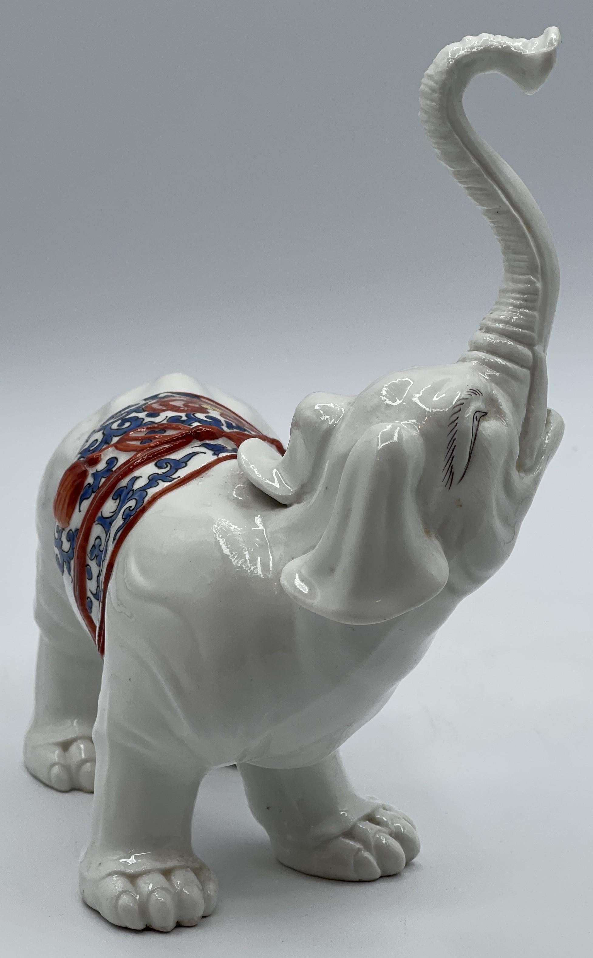 Fait main Éléphant en porcelaine blanche Imari Porcelain de la période japonaise Meiji, Circa. 1890 en vente
