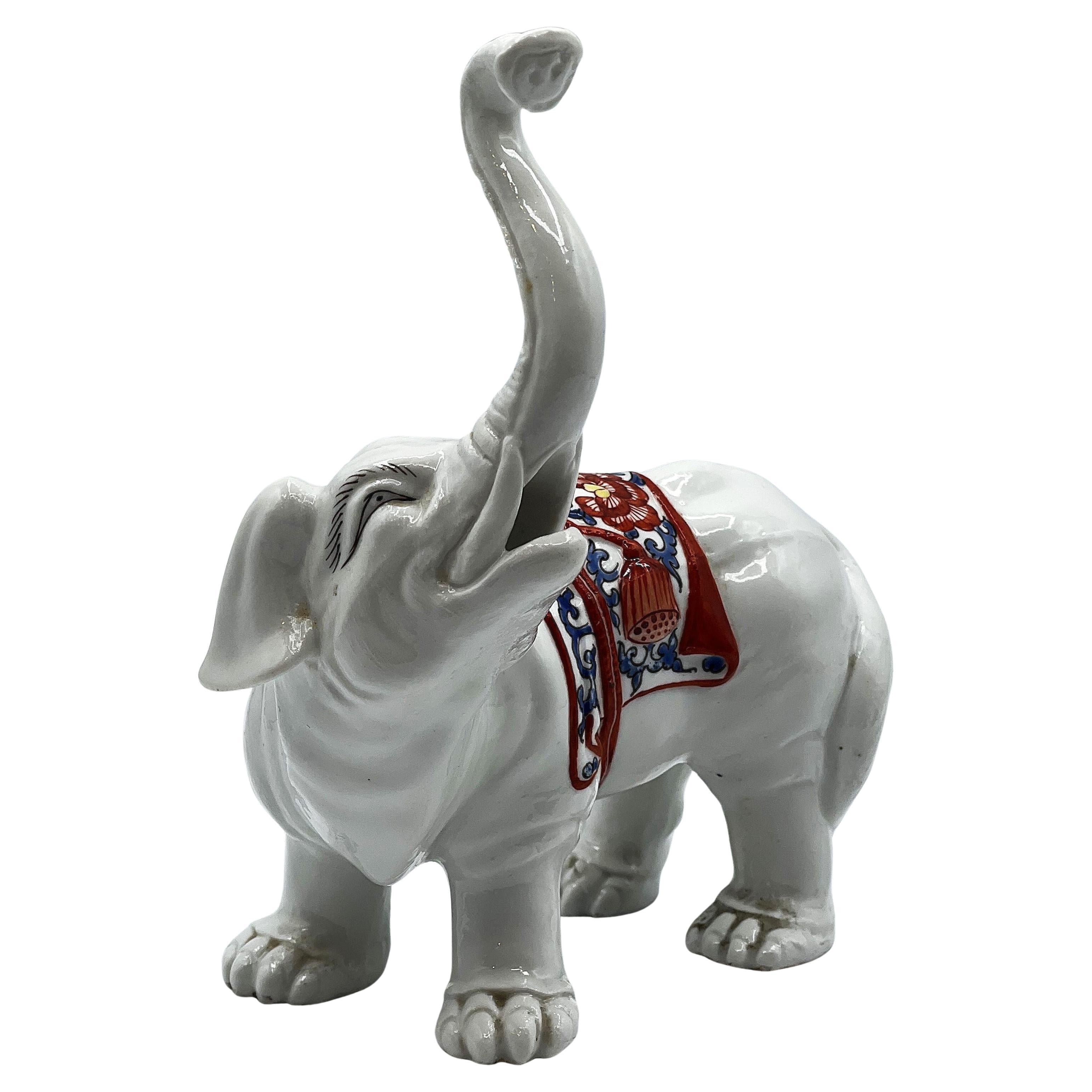 Éléphant en porcelaine blanche Imari Porcelain de la période japonaise Meiji, Circa. 1890 en vente