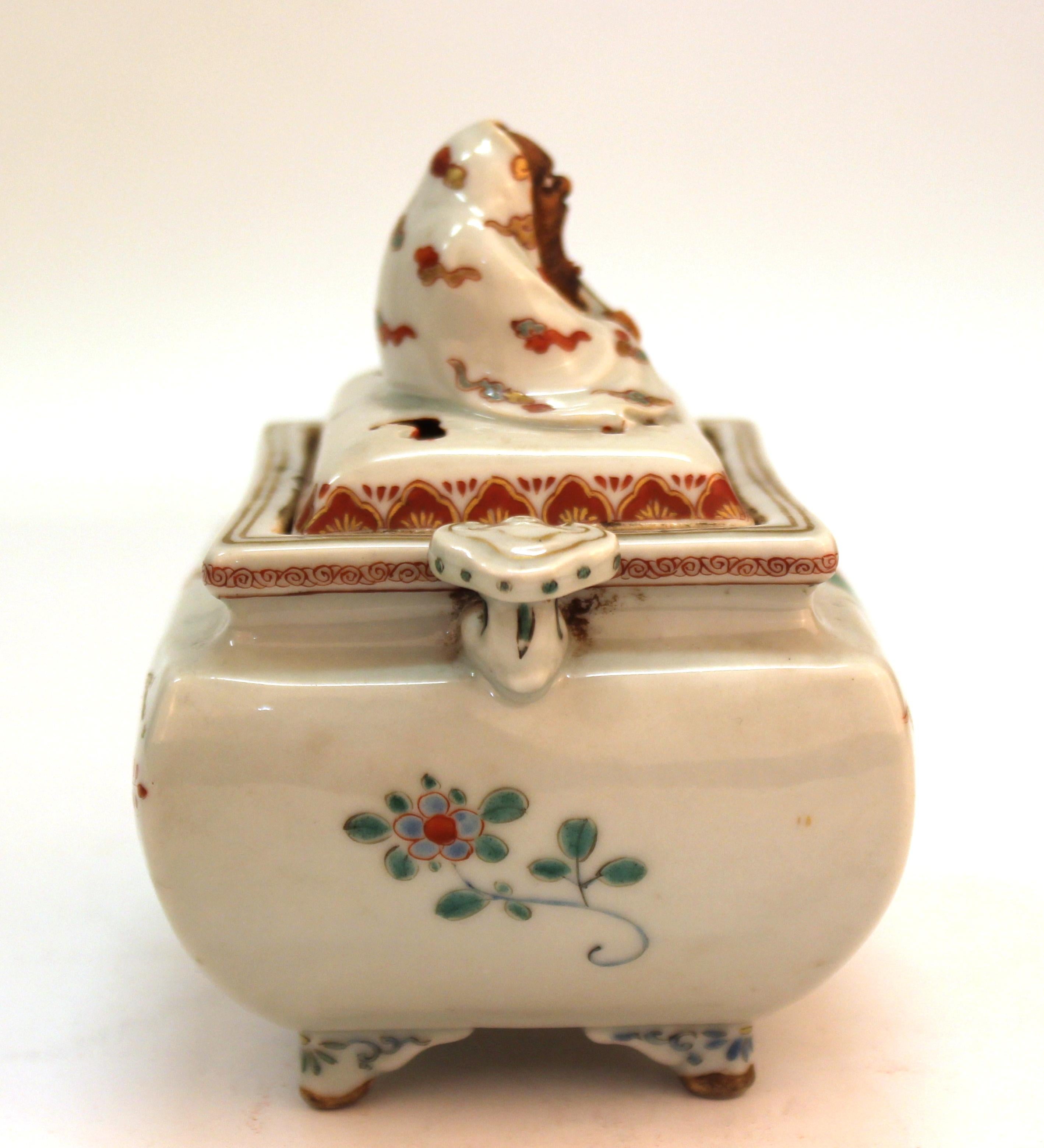 Japanese Meiji Period Kakiemon Porcelain Incense Burner of Daruma In Good Condition In New York, NY
