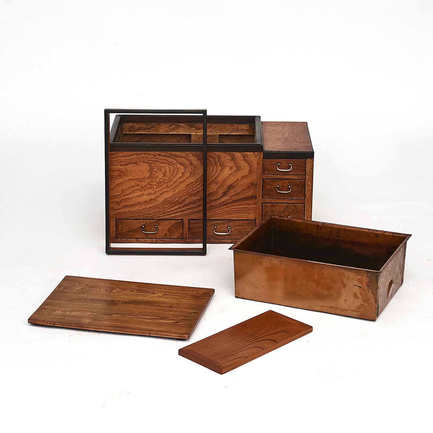 Japanischer Schlüsselaki-Holz Hibachi mit Kupferleiste und Schubladen aus der japanischen Meiji-Periode im Angebot 3