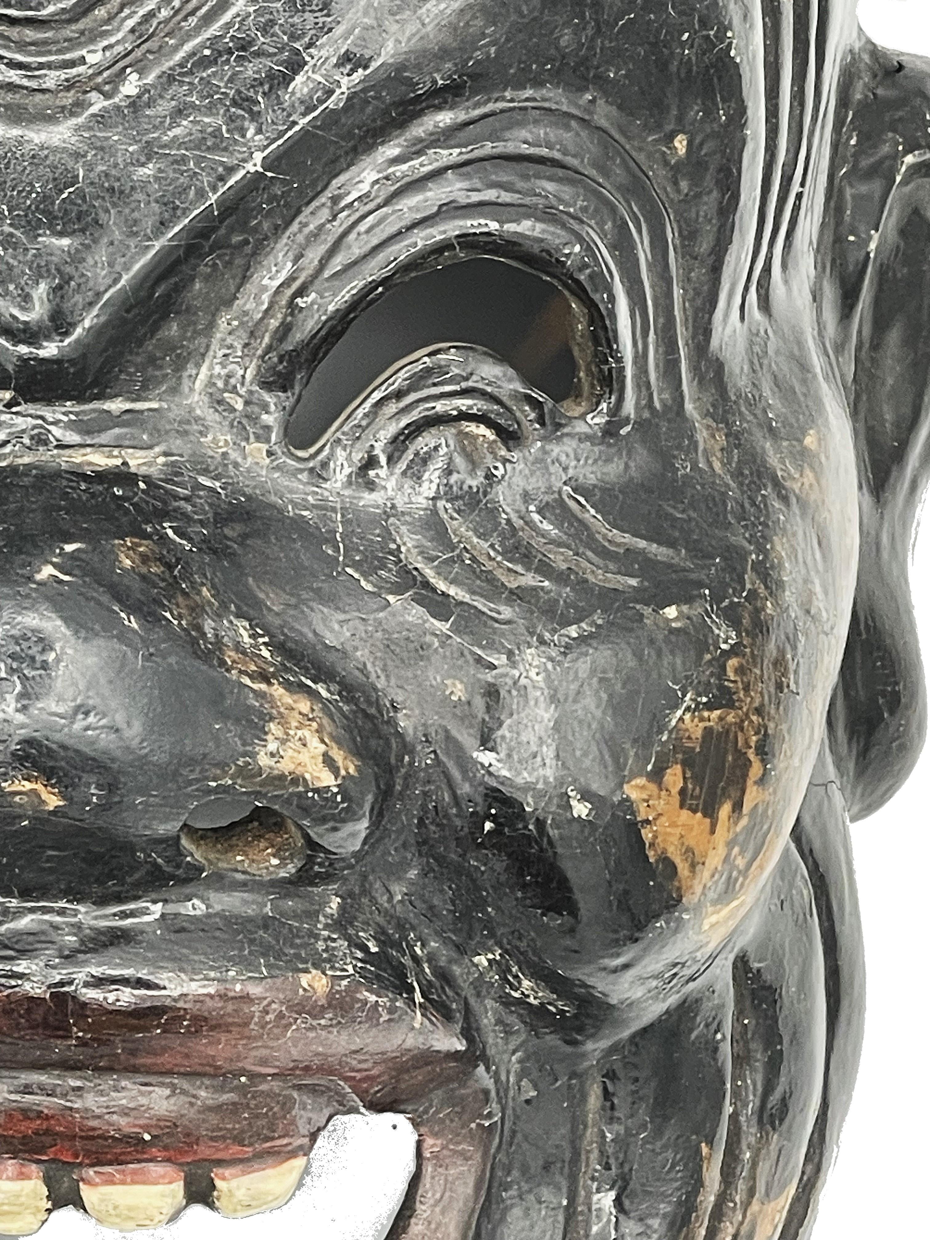 Máscara de madera de hombre negro del teatro cómico Kyogen japonés del periodo Meiji, 1910 Japonismo en venta