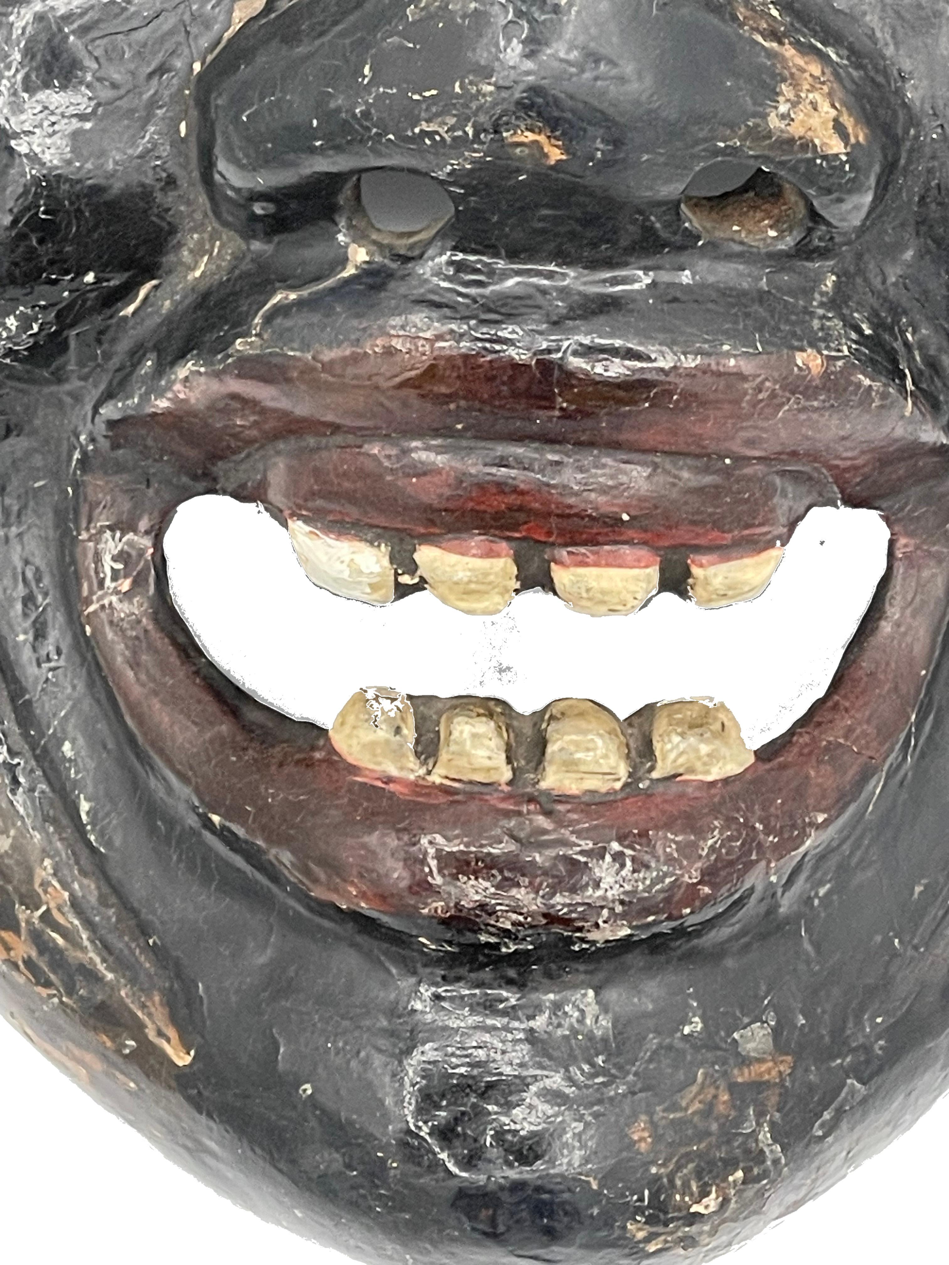 Máscara de madera de hombre negro del teatro cómico Kyogen japonés del periodo Meiji, 1910 Tallado en venta