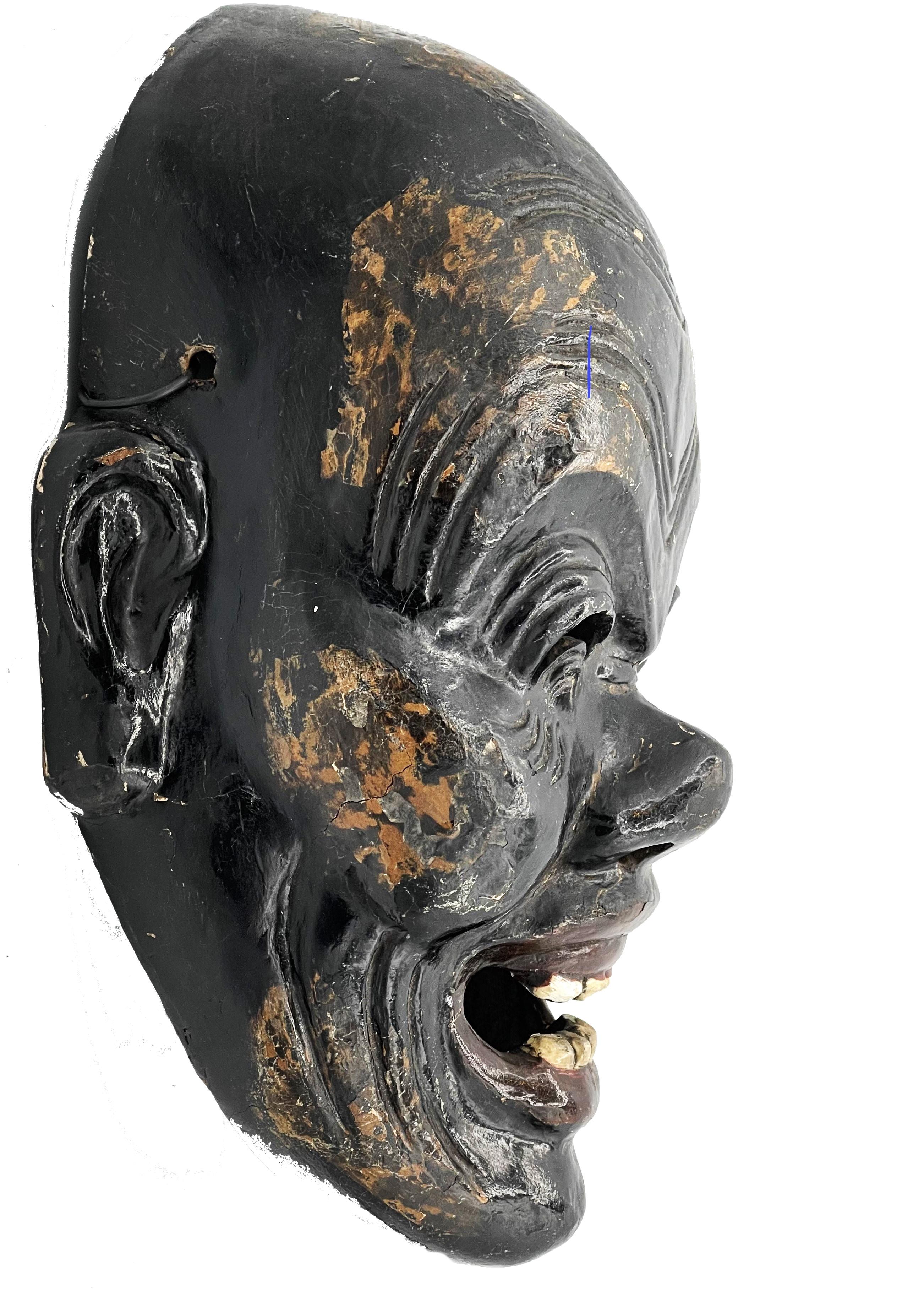 Máscara de madera de hombre negro del teatro cómico Kyogen japonés del periodo Meiji, 1910 en Bueno estado para la venta en New York, NY