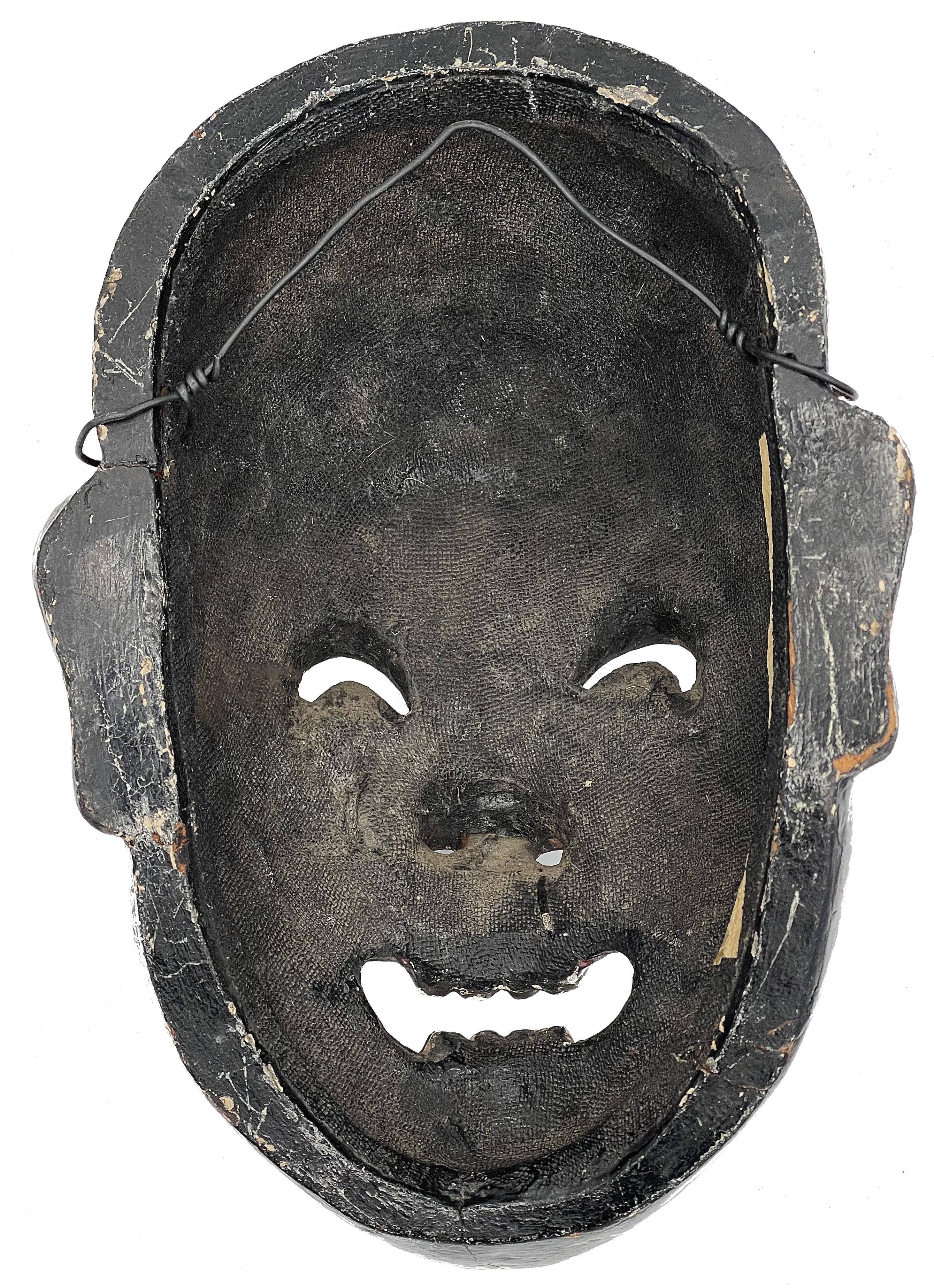 Máscara de madera de hombre negro del teatro cómico Kyogen japonés del periodo Meiji, 1910 Madera en venta