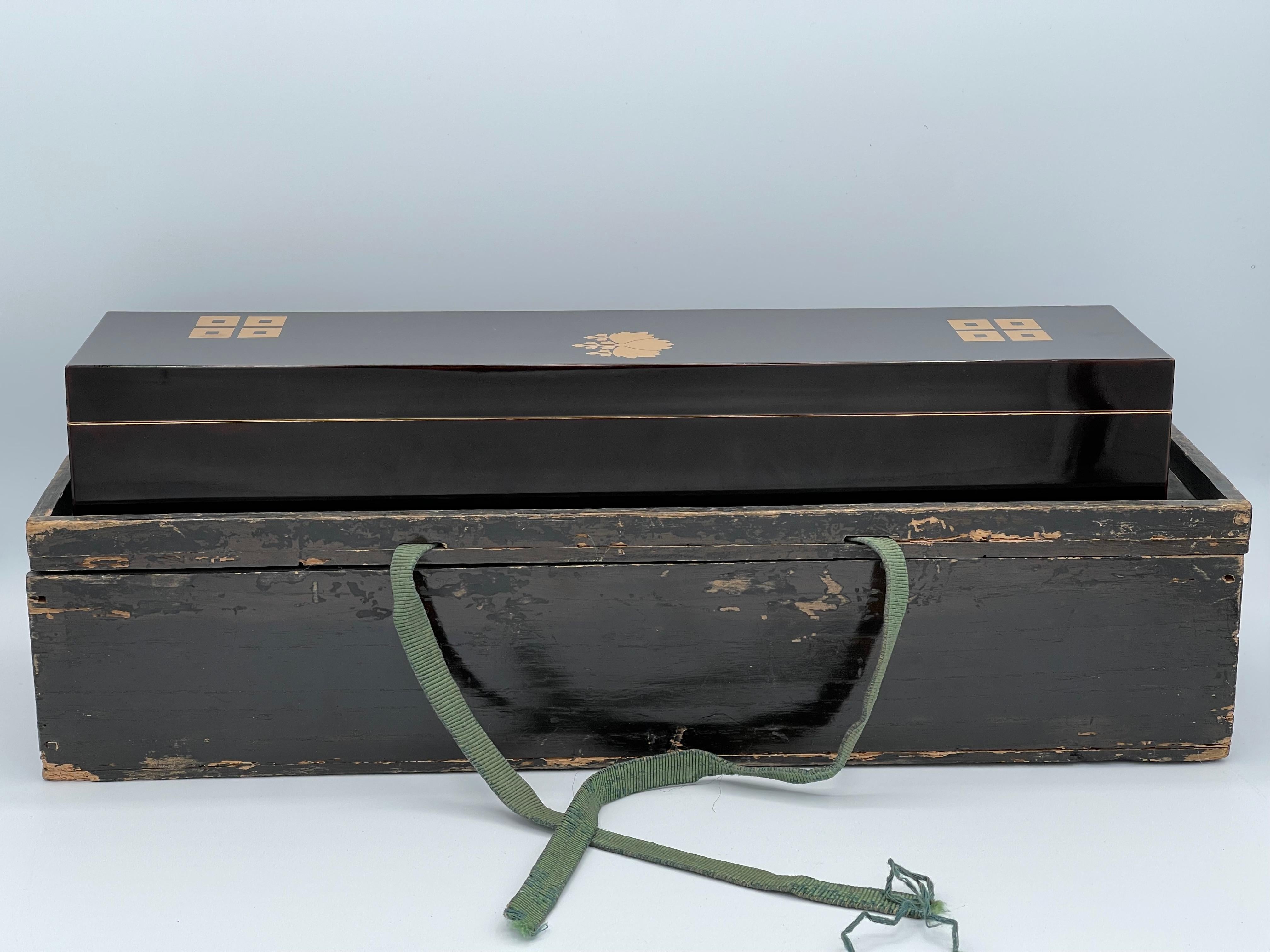 Caja de Madera Lacada Japonesa del Periodo Meiji con Estuche Exterior Original, Ca. 1880
          
Periodo Meiji: 1868-1912

DIMENSIONES
Longitud: 16.5 pulgadas
Anchura: 3,5 pulgadas
Altura: 2.5 cm
