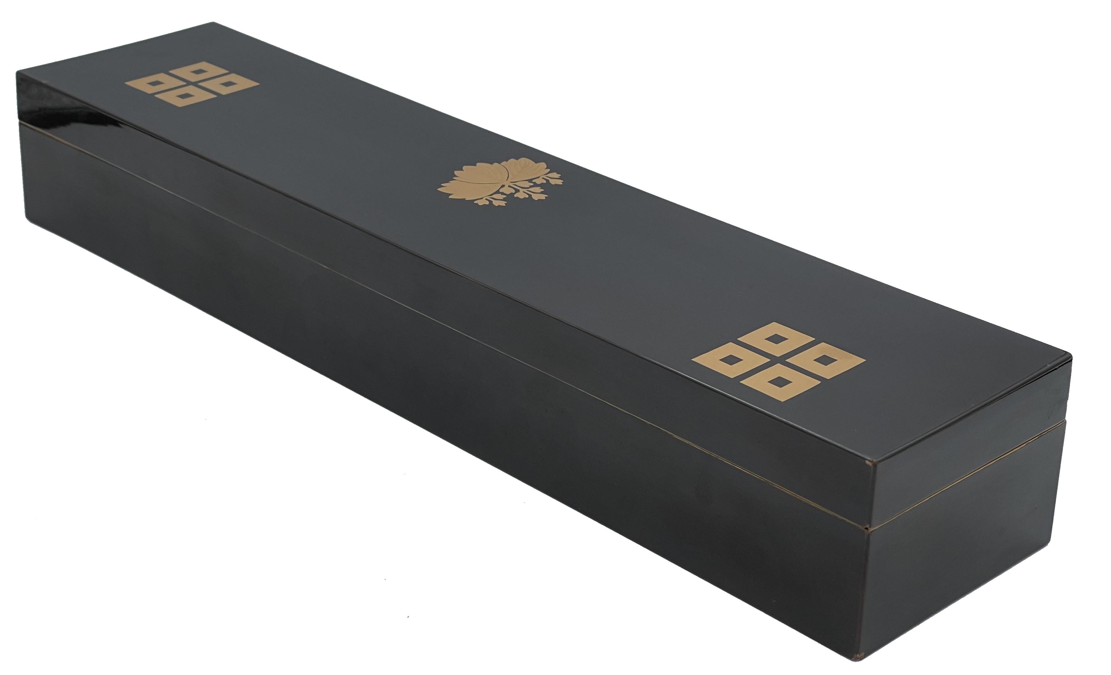 Caja de Madera Lacada Japonesa del Periodo Meiji con Estuche Exterior Original, Ca. 1880 Japonismo en venta