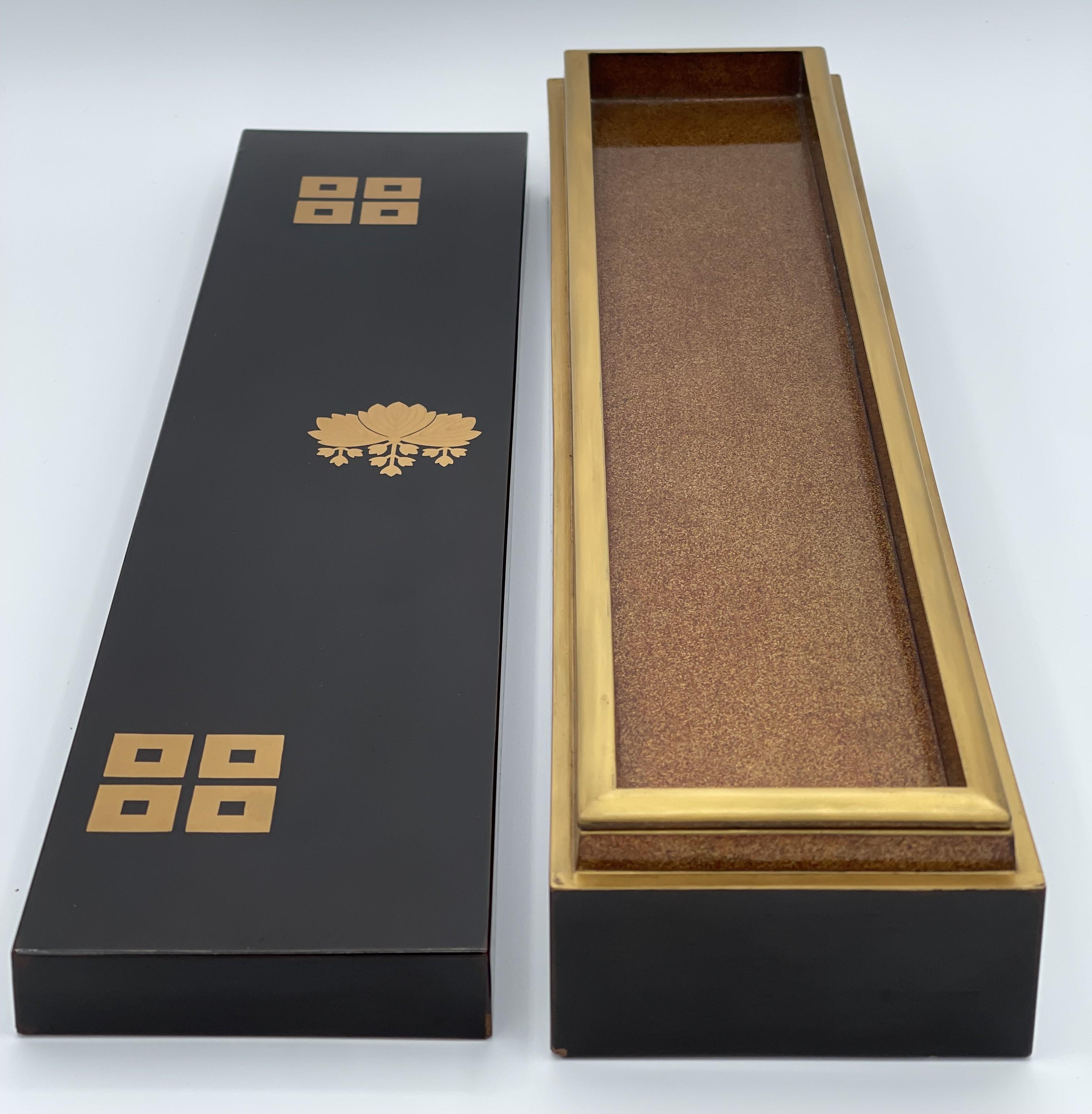 Caja de Madera Lacada Japonesa del Periodo Meiji con Estuche Exterior Original, Ca. 1880 Japonés en venta