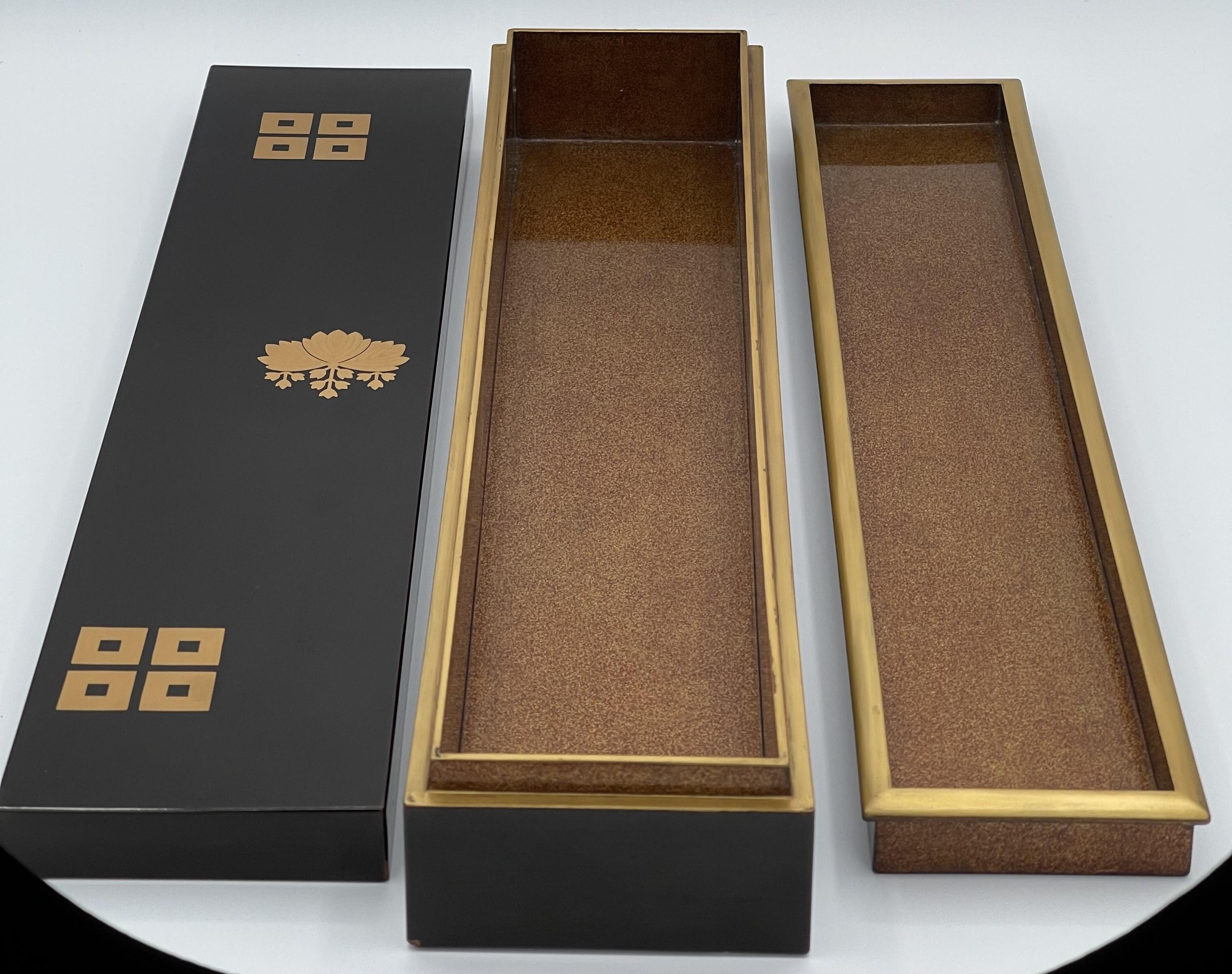 Caja de Madera Lacada Japonesa del Periodo Meiji con Estuche Exterior Original, Ca. 1880 Pintado en venta