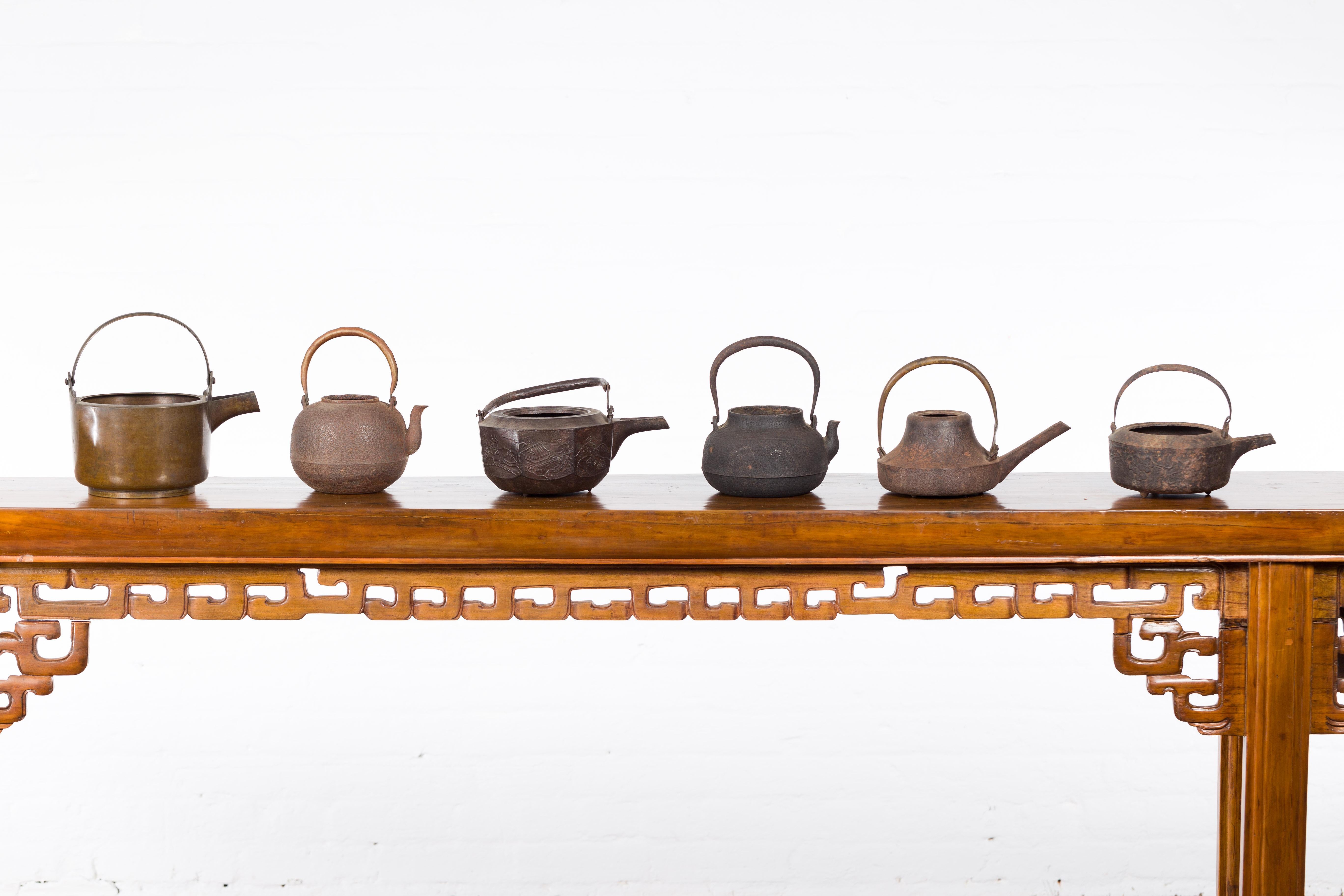 Sei teiere giapponesi in bronzo del periodo Meiji della fine del XIX secolo, vendute singolarmente. Create in Giappone nella seconda metà del XIX secolo, ognuna di queste sei teiere sarà un'ottima aggiunta decorativa a qualsiasi cucina o sala da