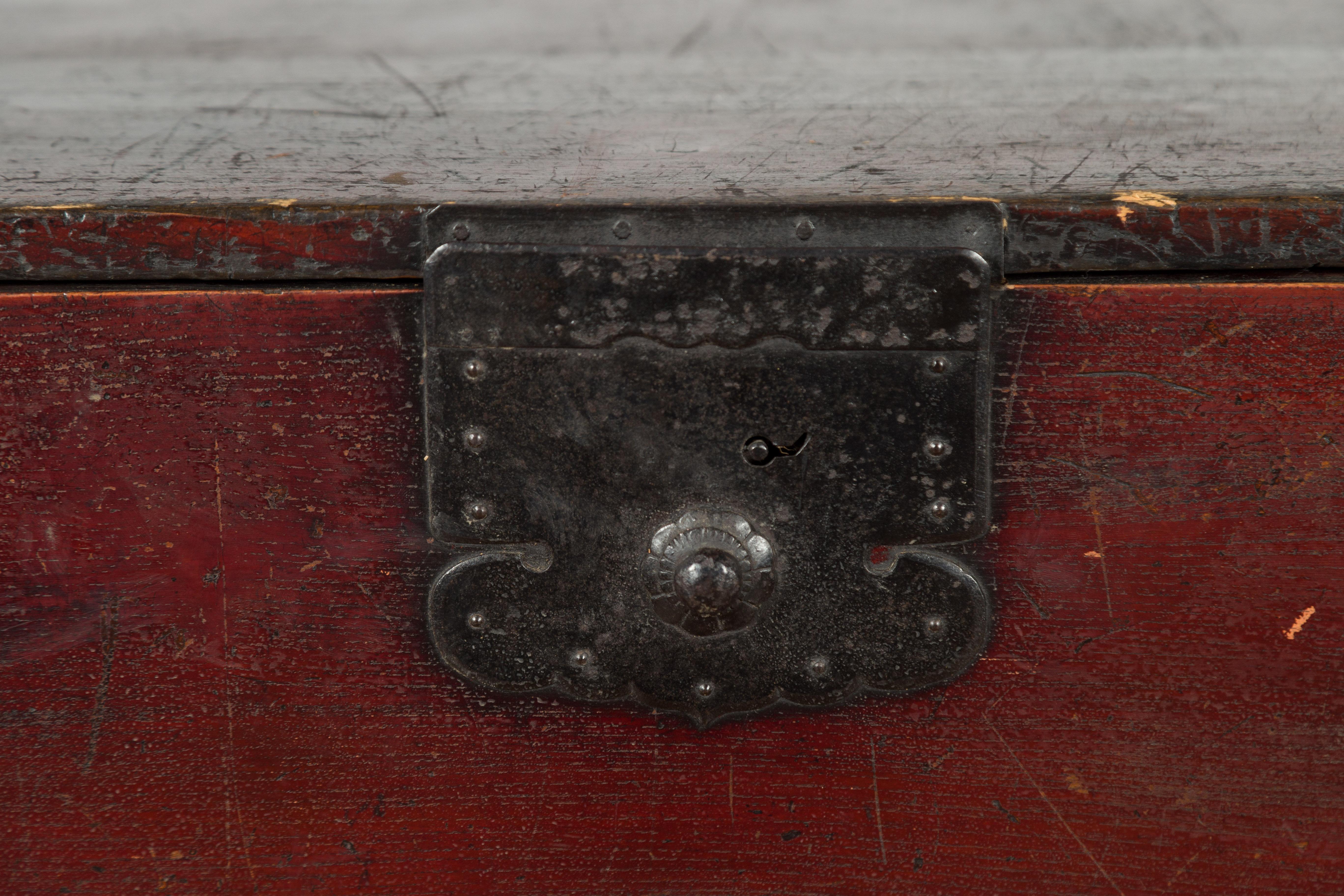 Japanese Meiji Period Late 19th Century Isho-Dansu Chest with Iron Hardware In Good Condition For Sale In Yonkers, NY