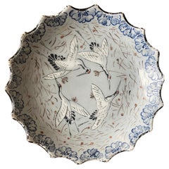 Plato de porcelana azul claro con grullas del periodo japonés Meiji