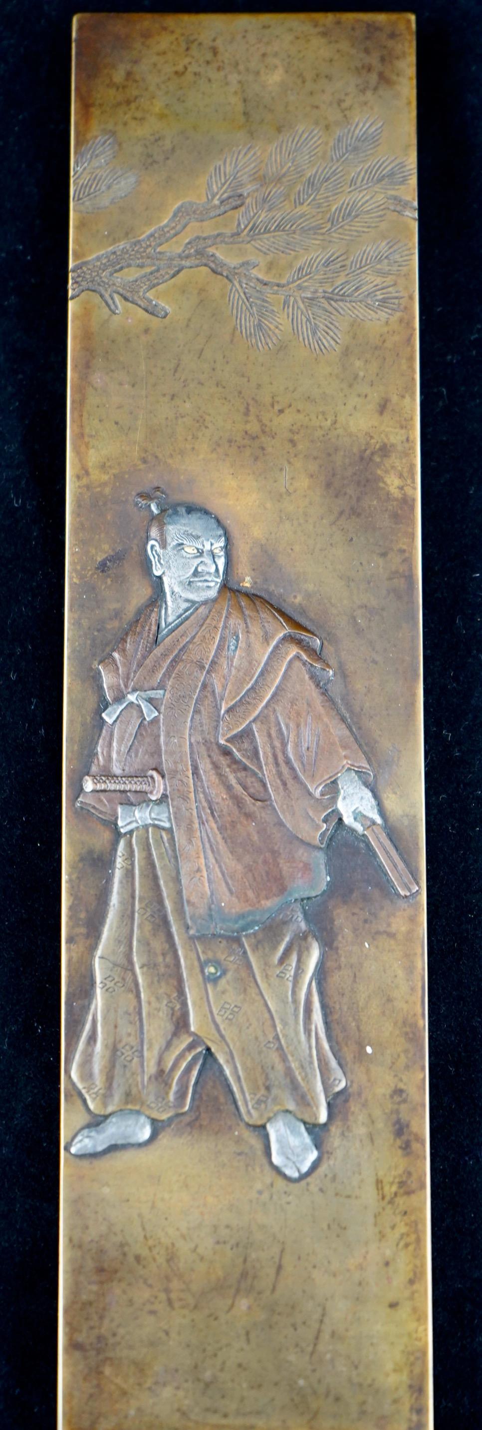 Japonais Paire de poids en métal mixte japonais de la période Meiji représentant des Samurai en vente