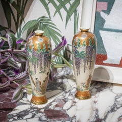 Paar japanische Satsuma-Steinwarenvasen aus der japanischen Meiji-Periode von Kazan