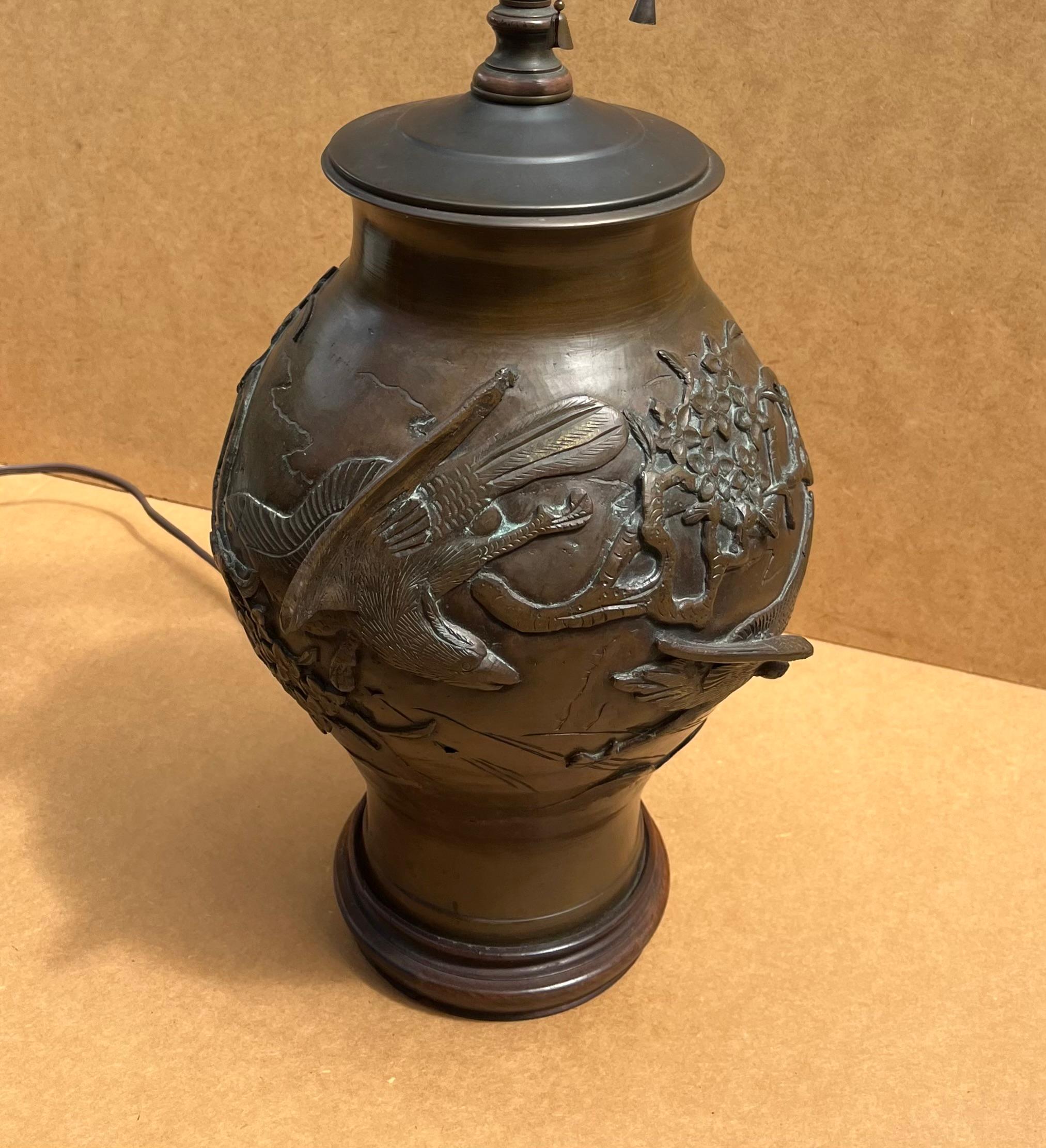 Lampada convertita in vaso a balaustro giapponese del periodo Meiji.

Rarissimo vaso a balaustro in bronzo giapponese del periodo Meiji. Il corpo in bronzo è decorato con uccelli e rami in alto rilievo. La raffinata fusione del bronzo è eseguita con