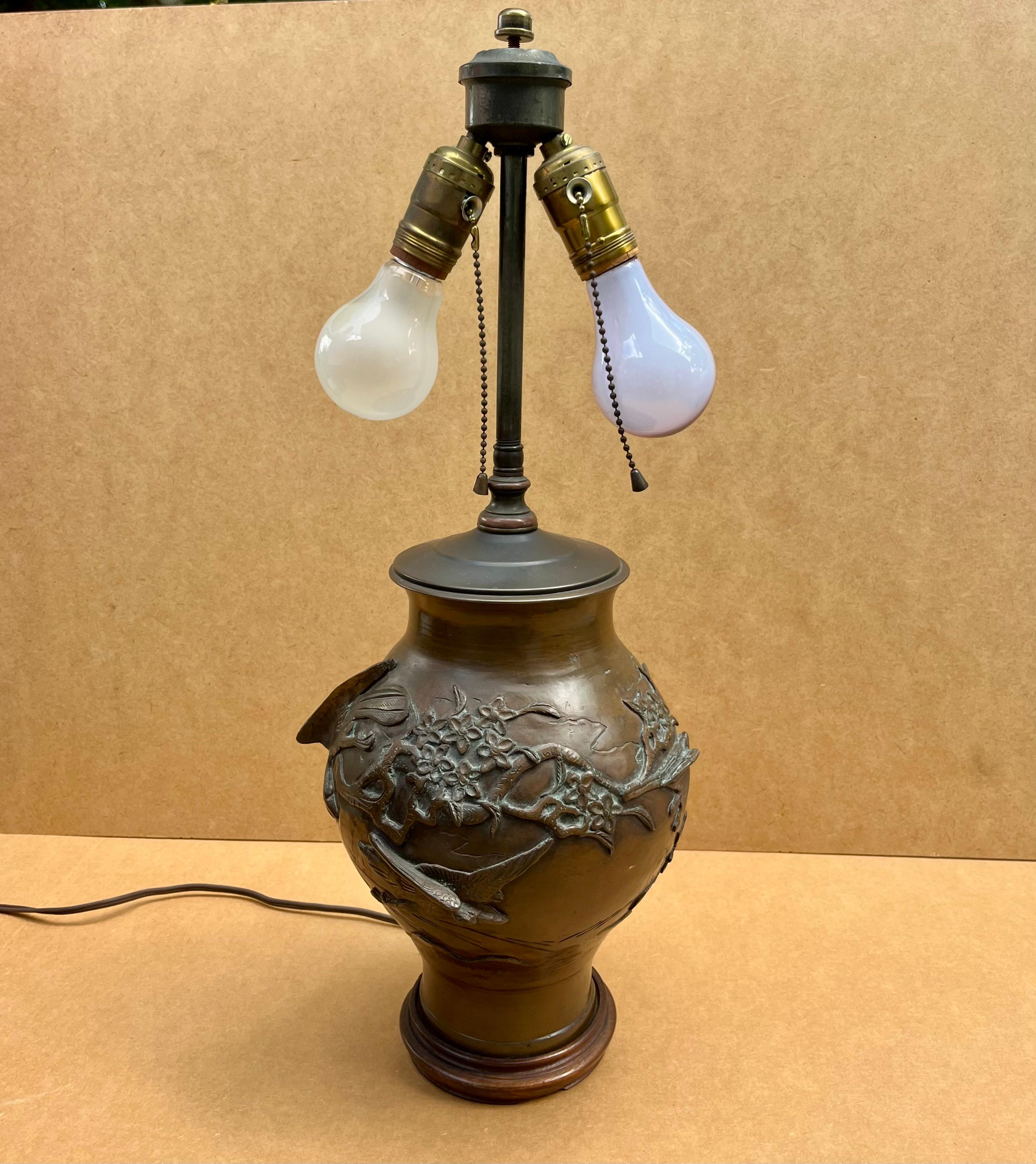 Bronzo Lampada convertita in vaso a balaustro giapponese del periodo Meiji. in vendita