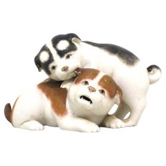 Attribué à un groupe de chiens en porcelaine japonaise de la période Meiji Kutani