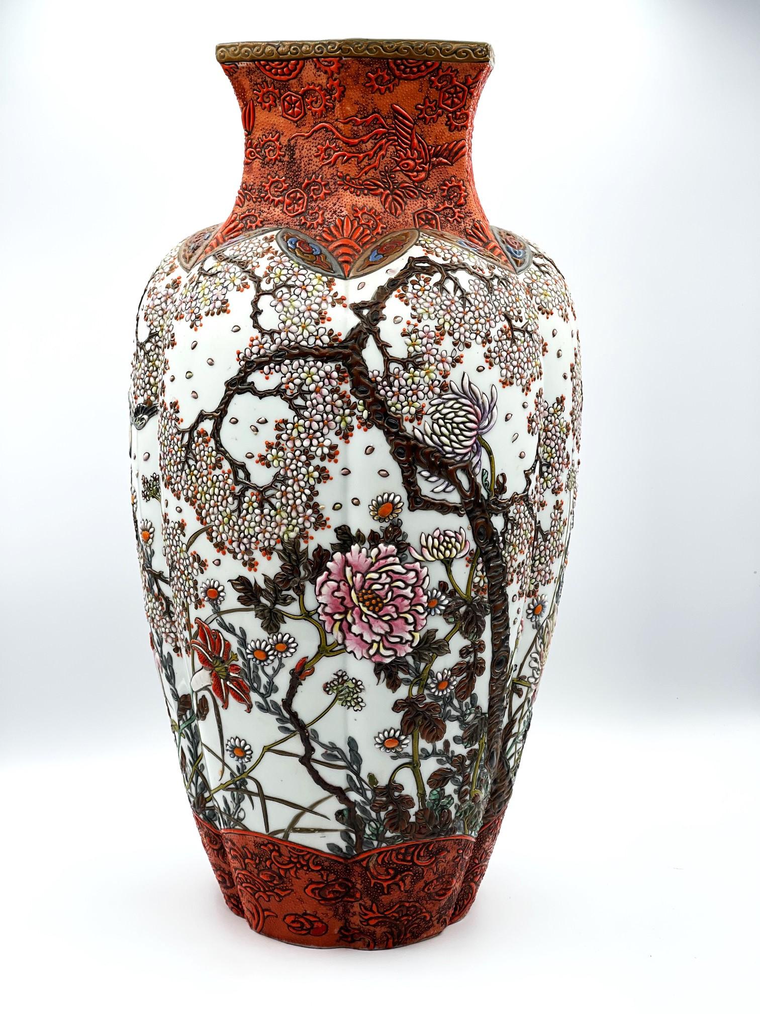 Vaso in porcellana giapponese del periodo Meiji di Shimazu Gyokuzan, 1890 ca. 1890                     

DIMENSIONI
Altezza: 18,5 POLLICI
Diametro:  9 pollici

DETTAGLI
Periodo Meiji (1868-1912) - 1890 ca.
Forno: Chin Jukan XII
Firmato in