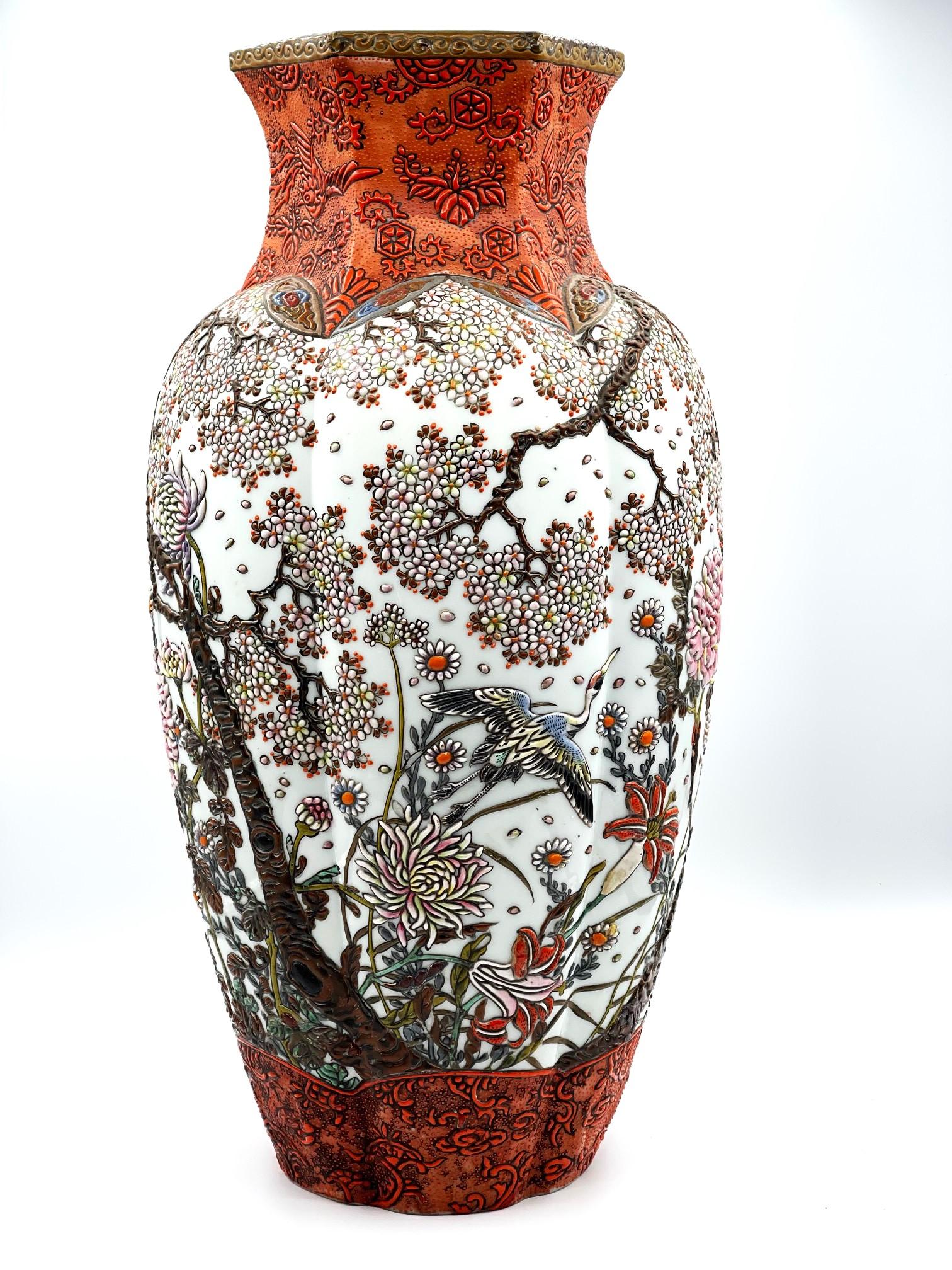 Giapponismo Vaso in porcellana giapponese del periodo Meiji di Shimazu Gyokuzan, 1890 ca. 1890 in vendita
