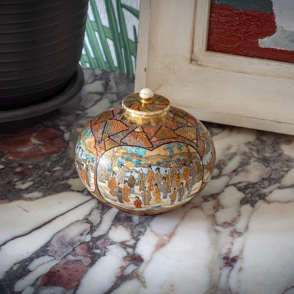 Forma bulbosa

De nuestra colección japonesa, nos complace ofrecerte este Koro Satsuma japonés del Periodo Meiji. Koro japonés de Satsuma, de forma redondeada y pulcramente encapsulado, con una pequeña tapa en forma de sombrero de copa coronada por