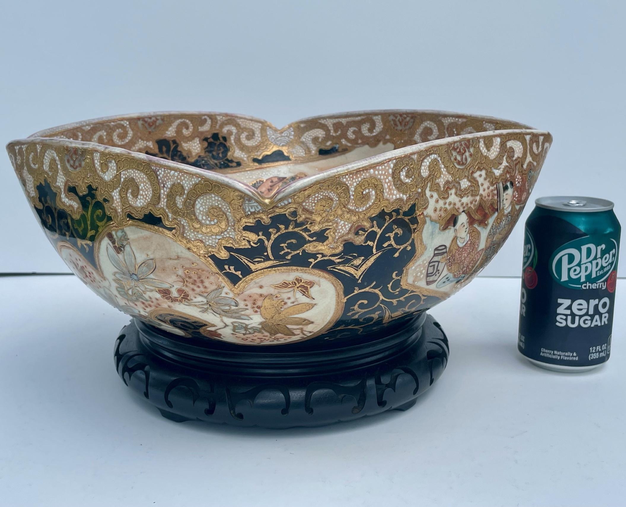 Japanischer Tafelaufsatz aus der japanischen Meiji-Periode, quadratischer Satsuma (Handbemalt) im Angebot