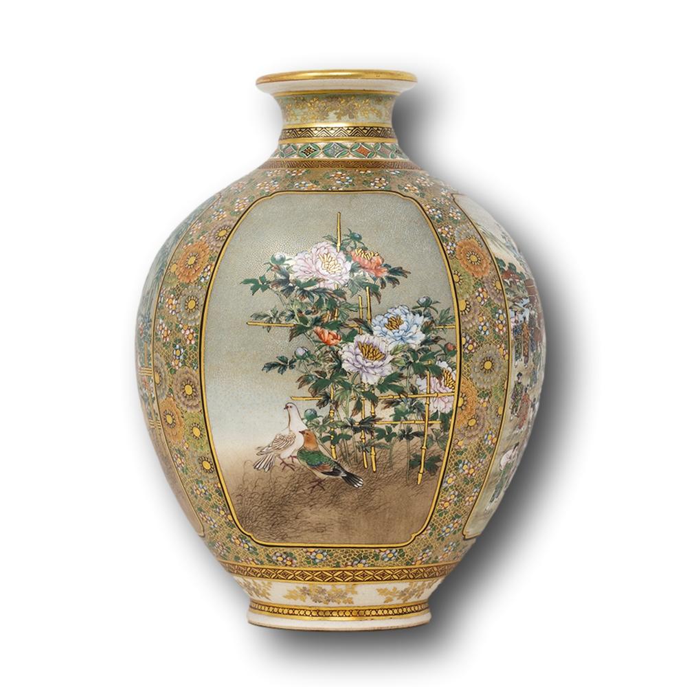 Japanische Satsuma-Vase aus der Meiji-Zeit von Kinkozan (Handgefertigt) im Angebot