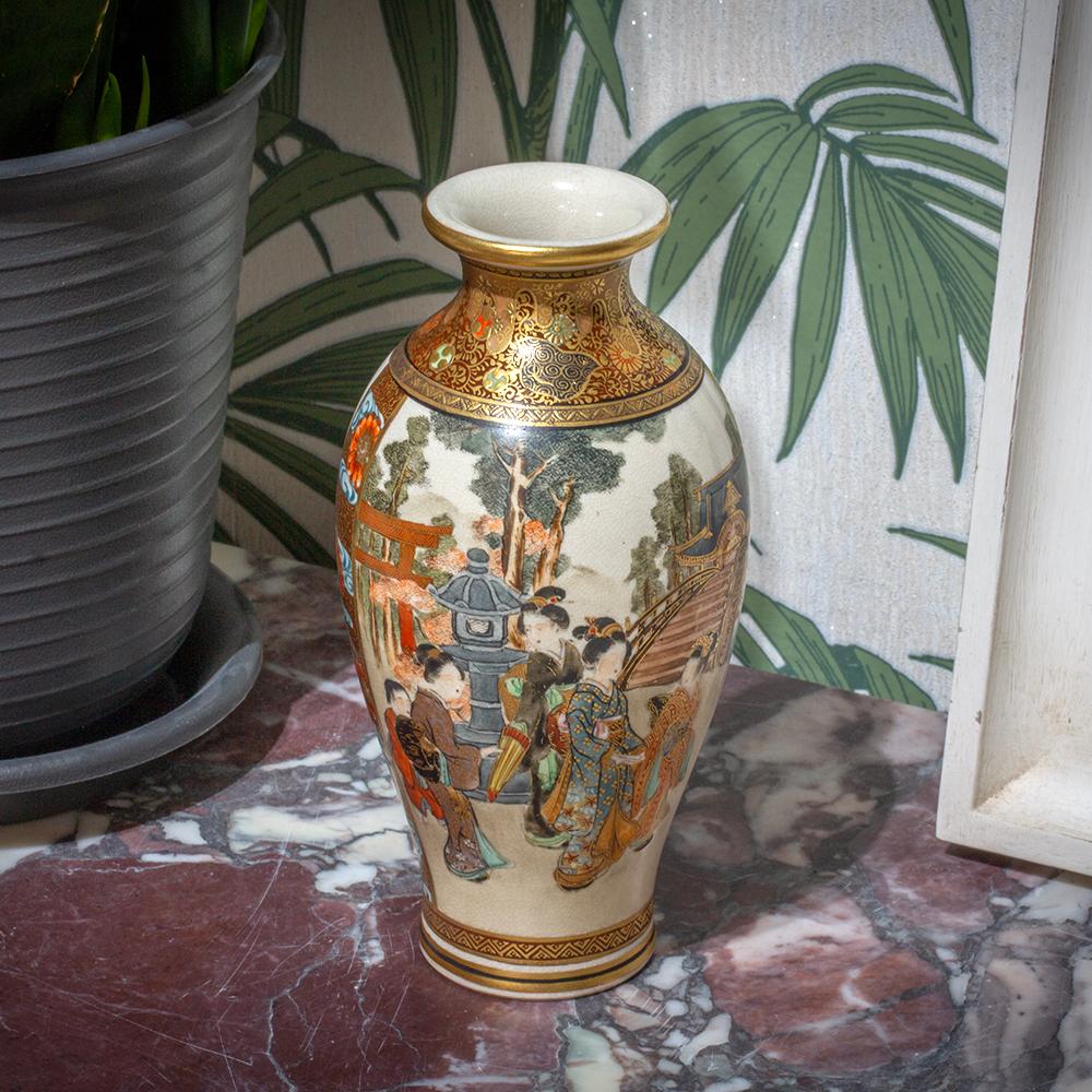Dalla nostra Collection'S giapponese, siamo lieti di offrirti questo vaso Satsuma giapponese di Ryokuzan 緑山. Il vaso di Satsuma ha una forma ovoidale con corpo affusolato, piede circolare, collo a vita e bordo superiore arrotolato. Il vaso di