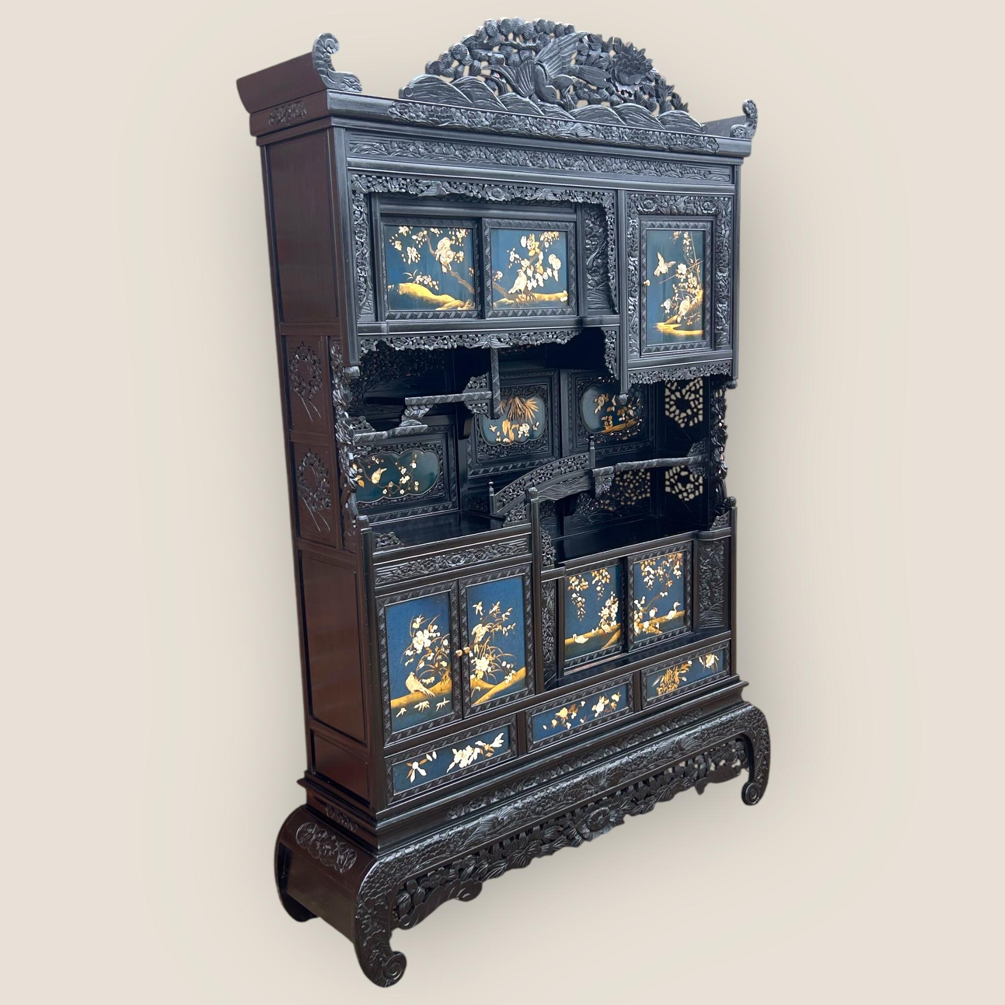 Grande Shodana (vetrina) in legno dolce ebanizzato del periodo Meiji (1868-1912) di qualità espositiva. Che sia per esporre i tuoi oggetti o come libreria, questo pezzo si farà notare in ogni casa. Questo pezzo è intricatamente intagliato e