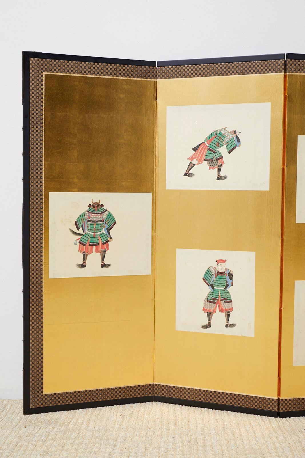 Faszinierender japanischer Sechspanel-Bildschirm aus der Meiji-Periode, der einen Samurai zeigt, der sich in die traditionelle Doppel-Rüstung eines Kriegers kleidet. Die Leinwand aus dem späten 19. und frühen 20. Jahrhundert zeigt kleinere Szenen