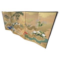 Biombo japonés de seis paneles del periodo Meiji con lago azul y flores, ca. 1900
