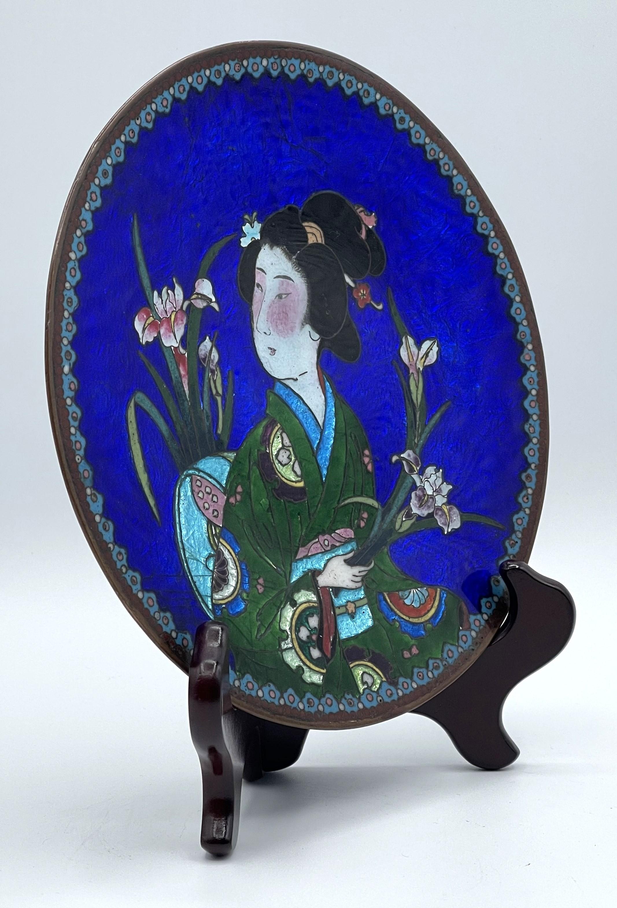 Japanischer Ukyoi-Cloisonné-Teller aus der Meiji-Zeit mit Bijin, die Schwertlilien hält, um 1890. 1890 (Japonismus) im Angebot