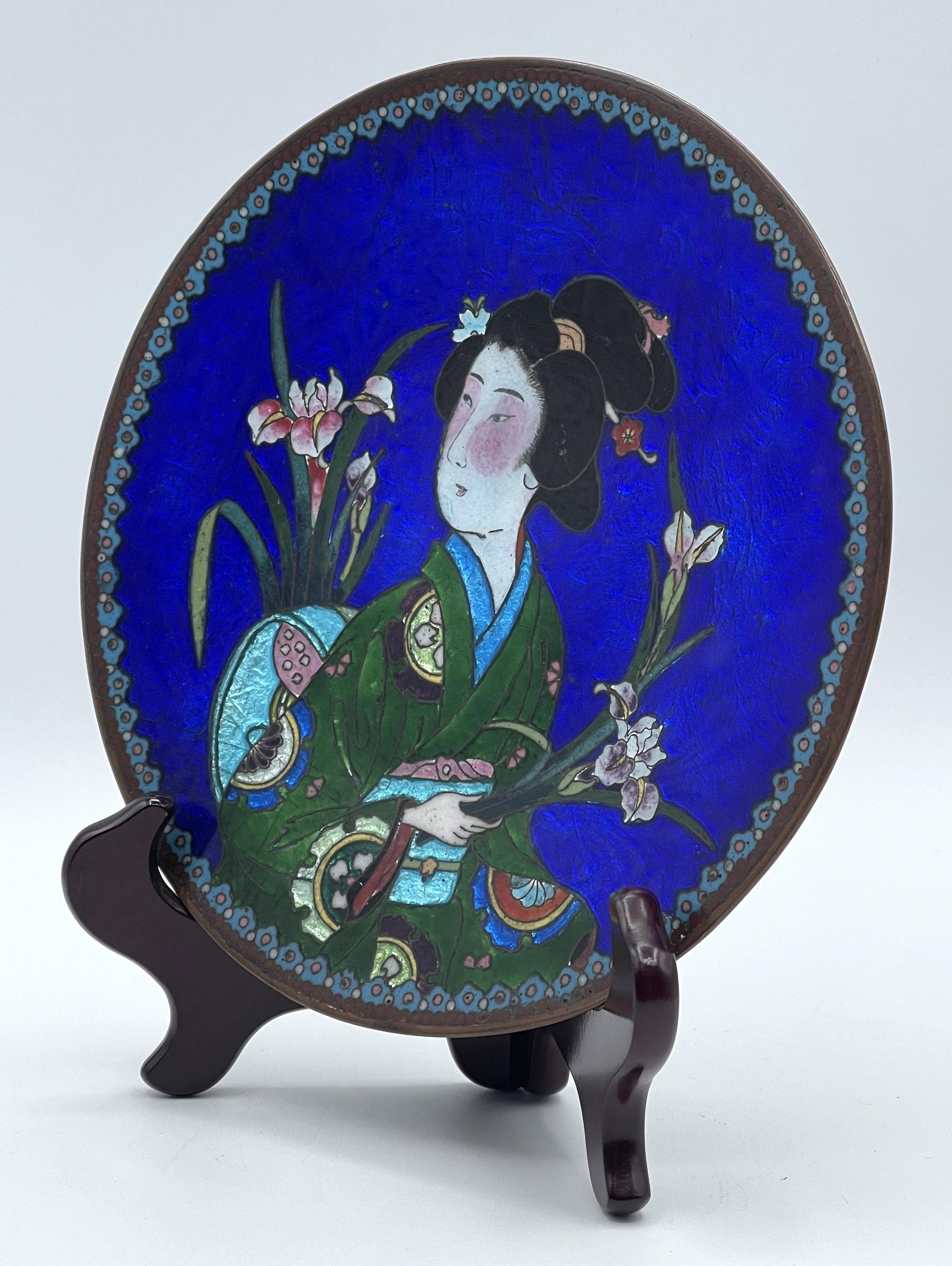 Japanischer Ukyoi-Cloisonné-Teller aus der Meiji-Zeit mit Bijin, die Schwertlilien hält, um 1890. 1890 im Zustand „Gut“ im Angebot in New York, NY