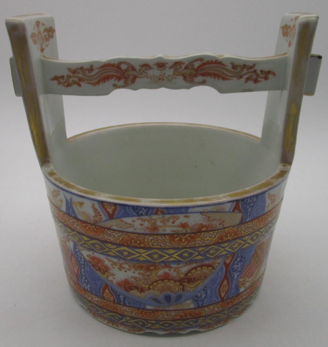 Vase seau à eau ou teoke en porcelaine japonaise du début de l'ère Meiji, vers 1880, présentant une belle peinture à la main en bleu cobalt sous glaçure et un émaillage polychrome en rouge et de généreux détails en or. La belle forme de ce vase