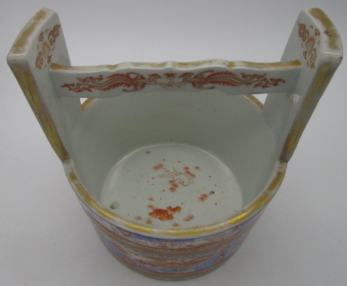 Japonais Vase seau à eau en porcelaine japonaise Meiji, vers 1880 en vente