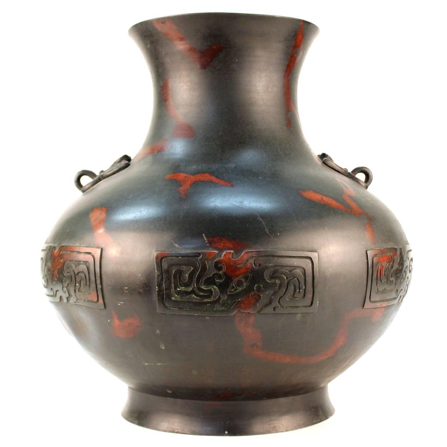 Japonais Vase en bronze patiné rouge et noir de la période Taisho (1912-1926) en vente