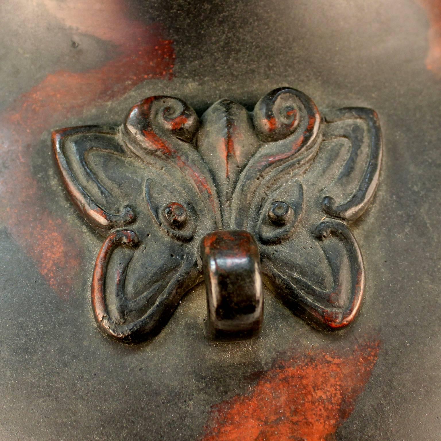 20ième siècle Vase en bronze patiné rouge et noir de la période Taisho (1912-1926) en vente