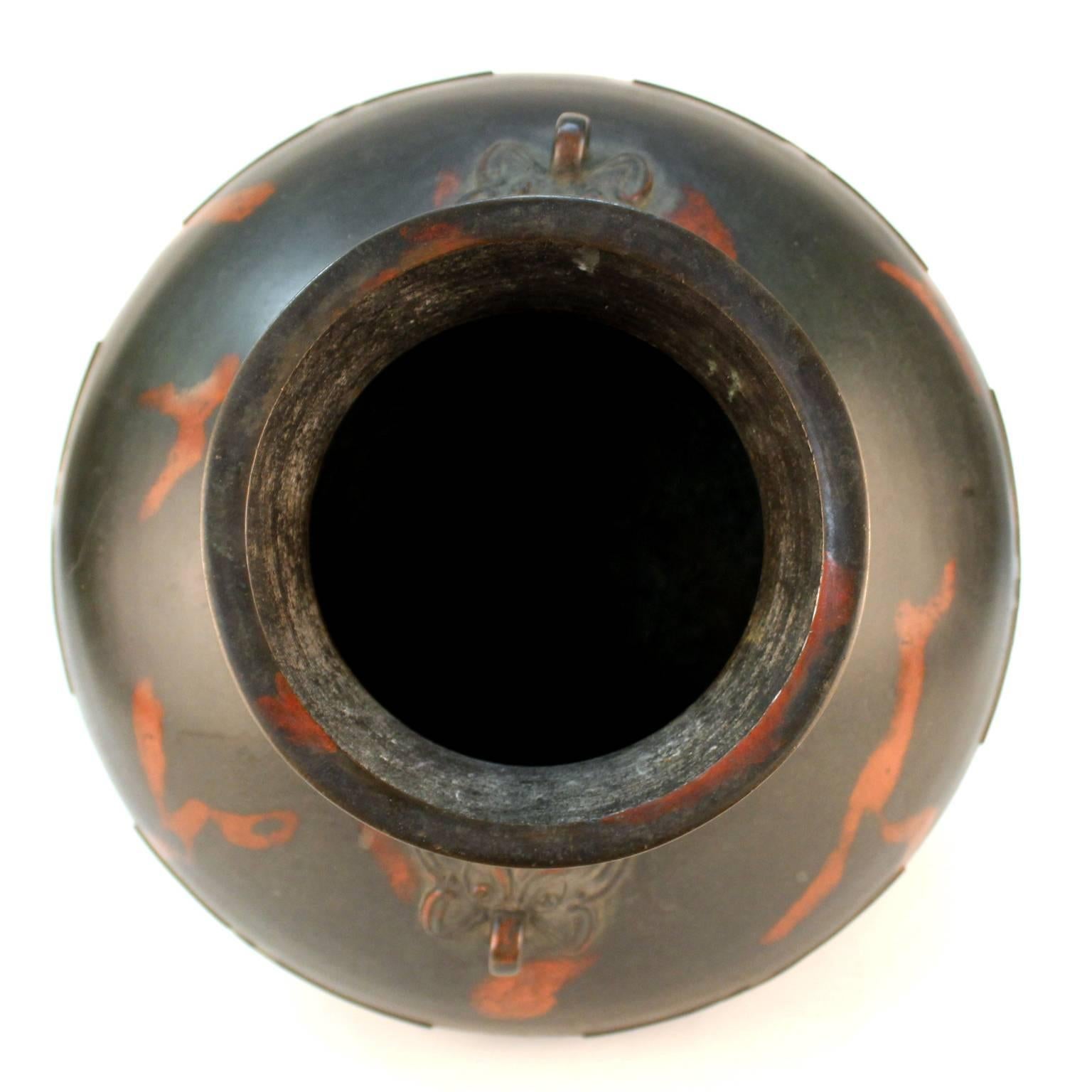 Gefäß aus roter und schwarzer patinierter Bronze aus der Taisho-Periode (1912-1926) im Angebot 1